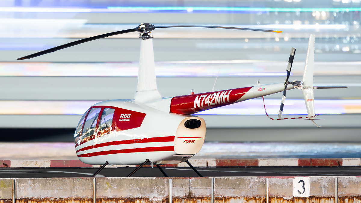 Full size: PRIVATE Robinson R66 N742MH at New York Downtown Manhattan Heliport