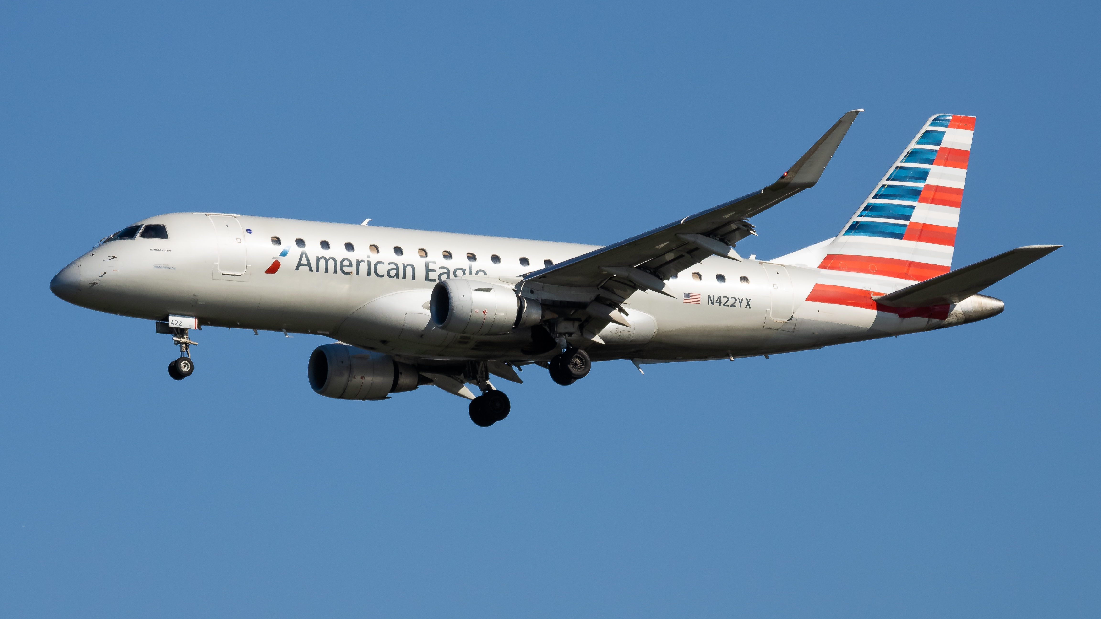 Full size: Republic Airways Embraer E175 N422YX at Ronald Reagan National Airport