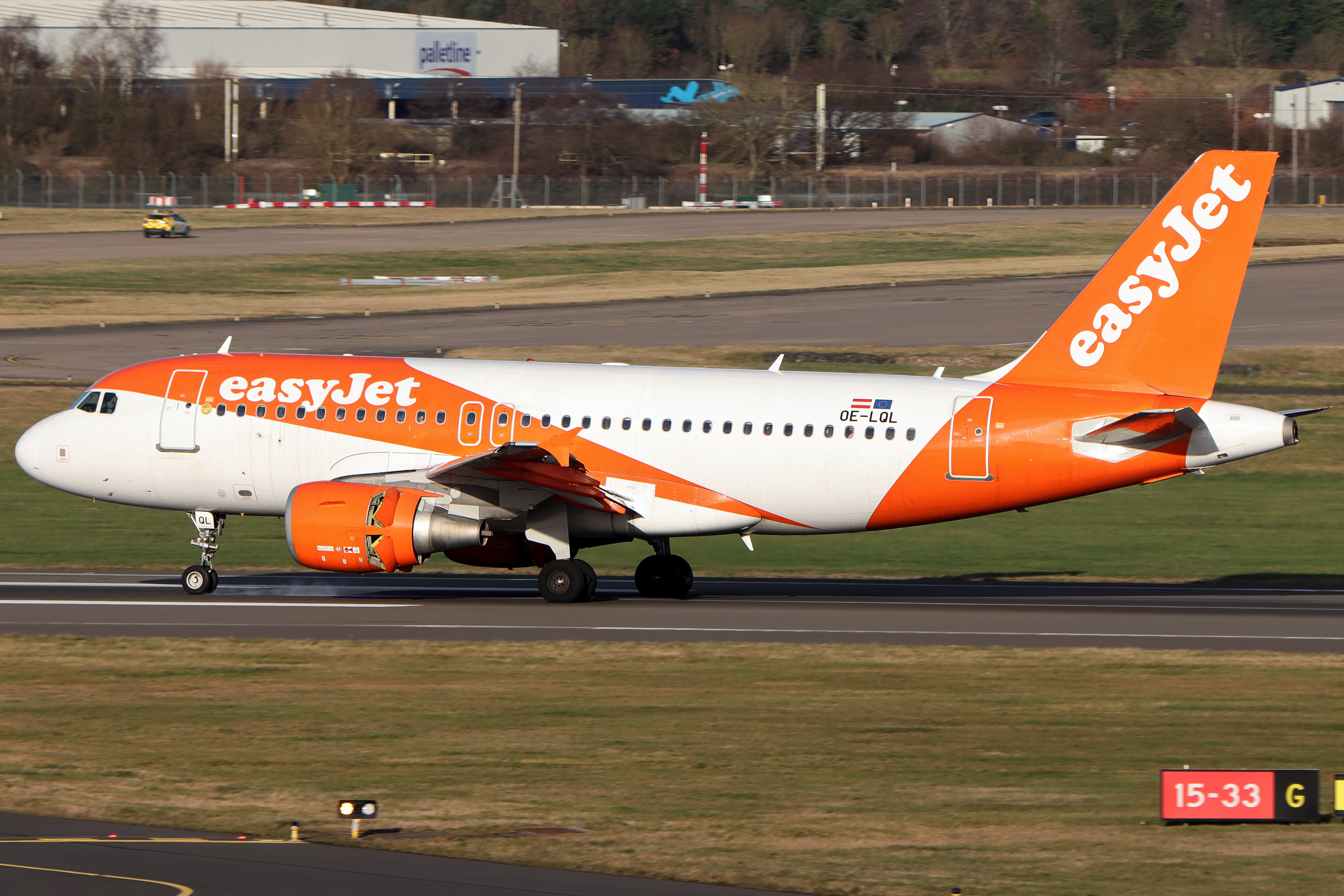 Full size: EasyJet Airbus A319 OE-LQL at Birmingham Airport