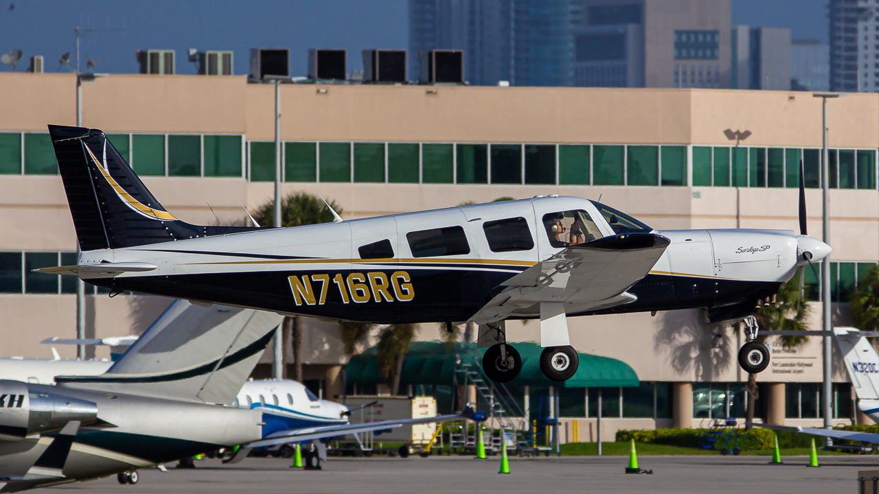 Full size: PRIVATE Piper PA32  N716RG at Fort Lauderdale/Hollywood International Airport