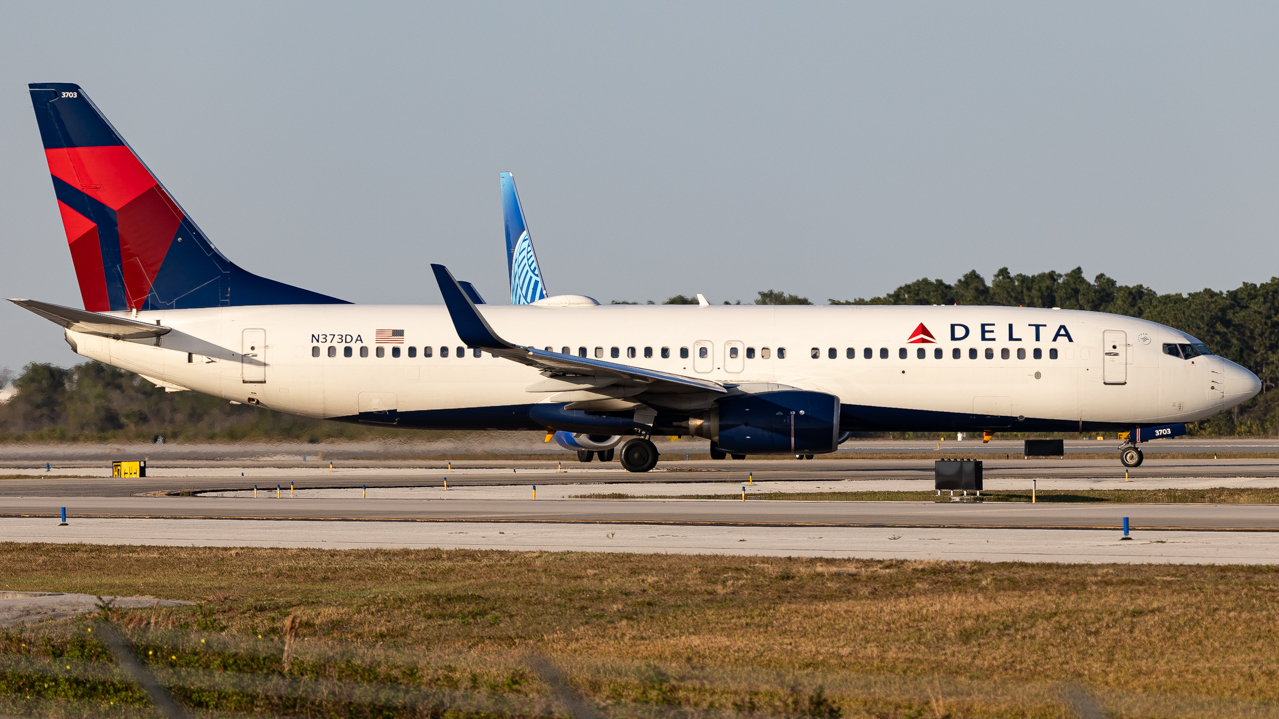Full size: Delta Airlines Boeing 737-800 N373DA at Orlando International Airport