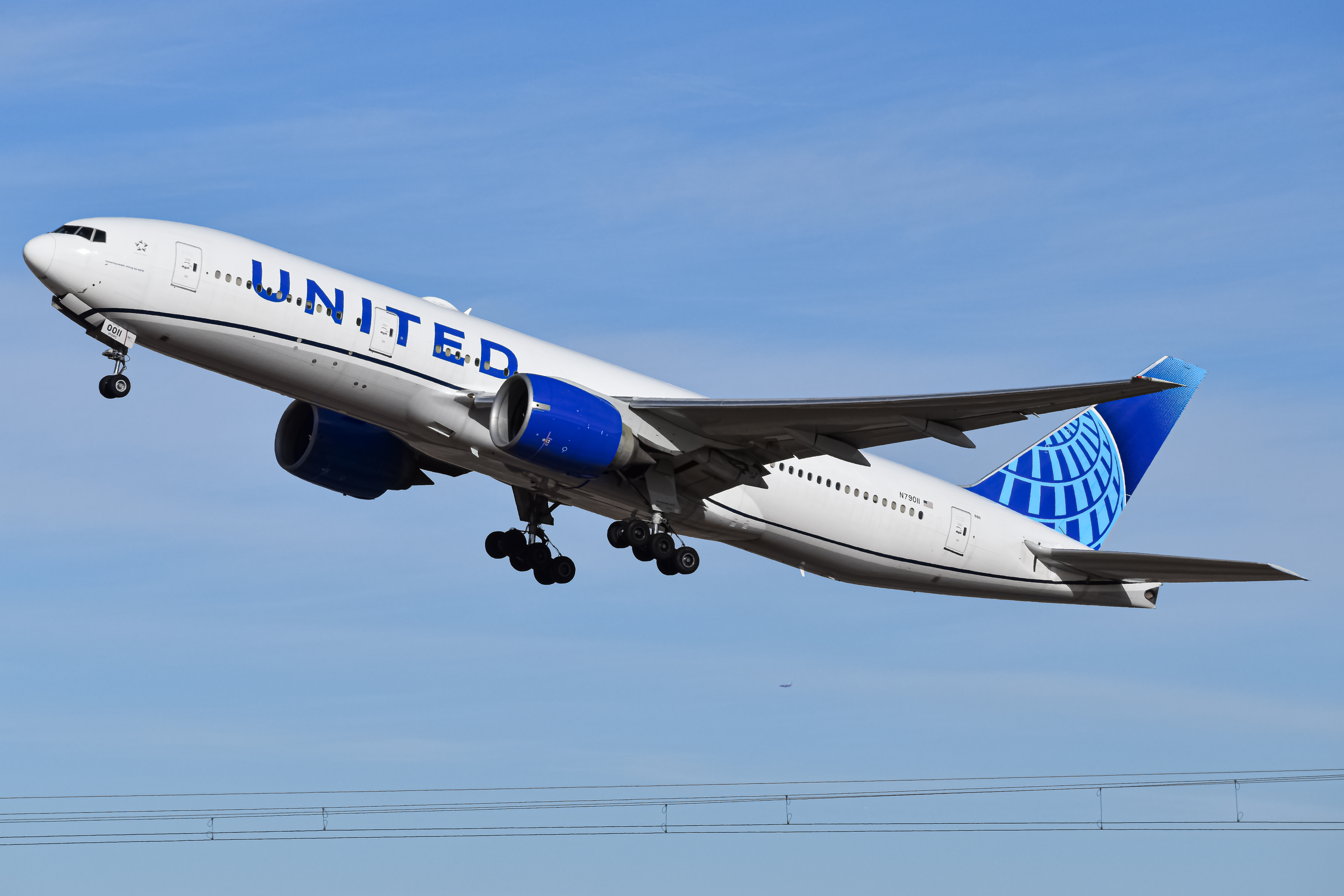 Full size: United Airlines Boeing 777-200ER N79011 at Denver International Airport
