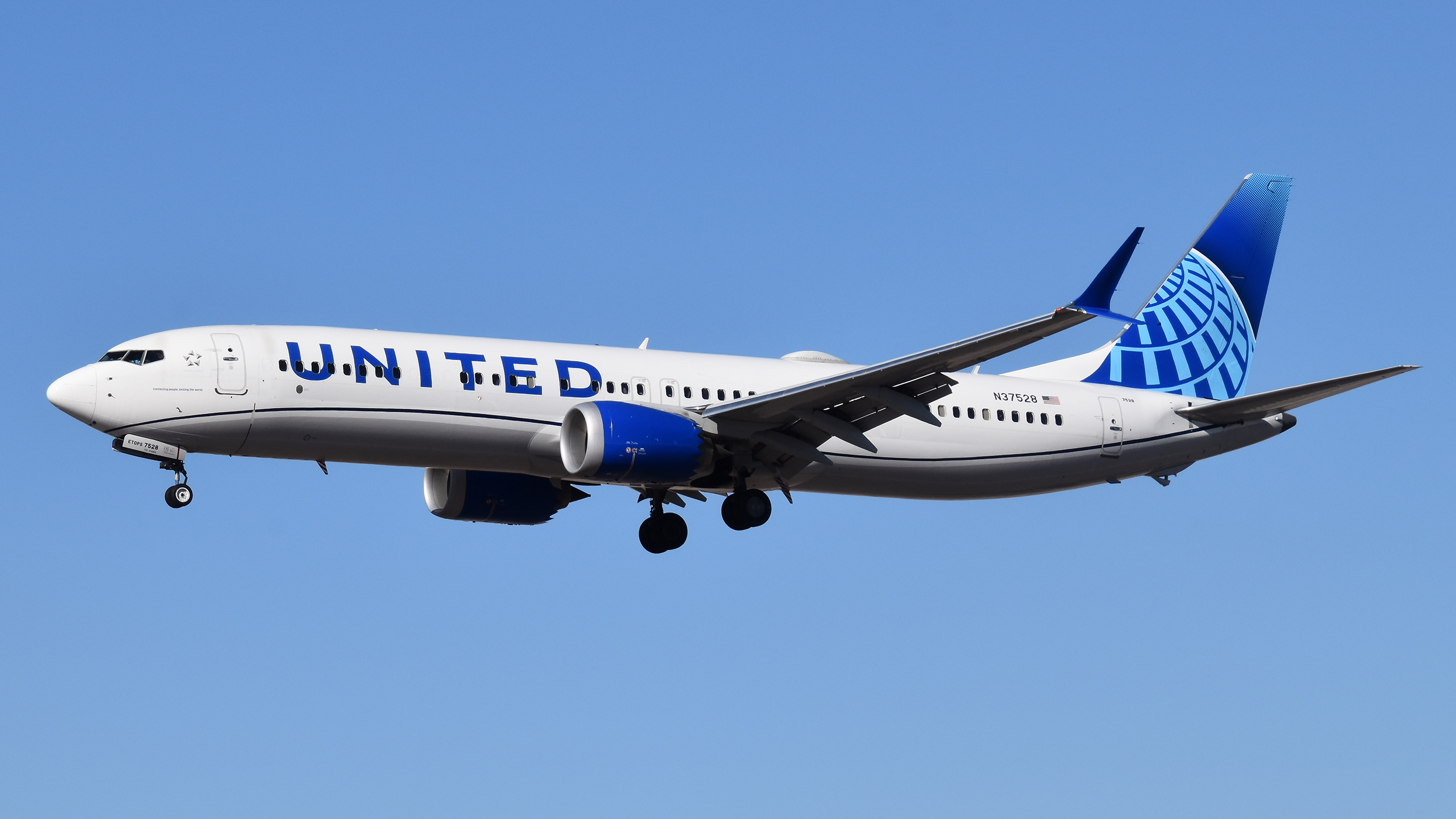 Full size: United Airlines Boeing 737 MAX 9 N37528 at Harry Reid International Airport
