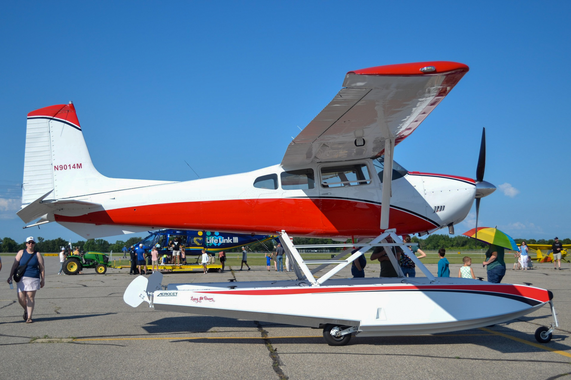 Full size: PRIVATE Cessna 172 N9014M at Detroit Lakes Airport