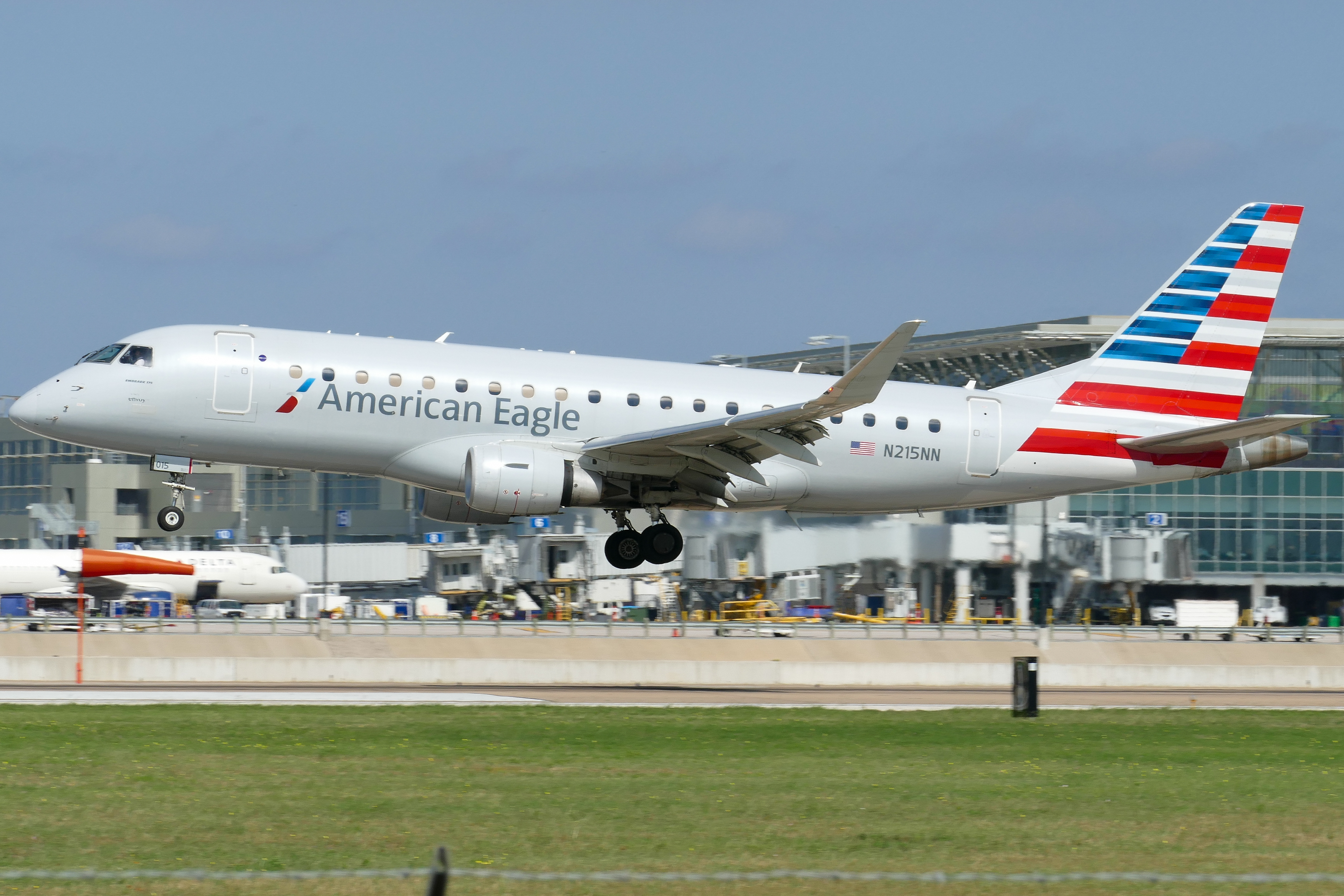 Full size: American Eagle Embraer E175 N215NN at Austin-Bergstrom International Airport