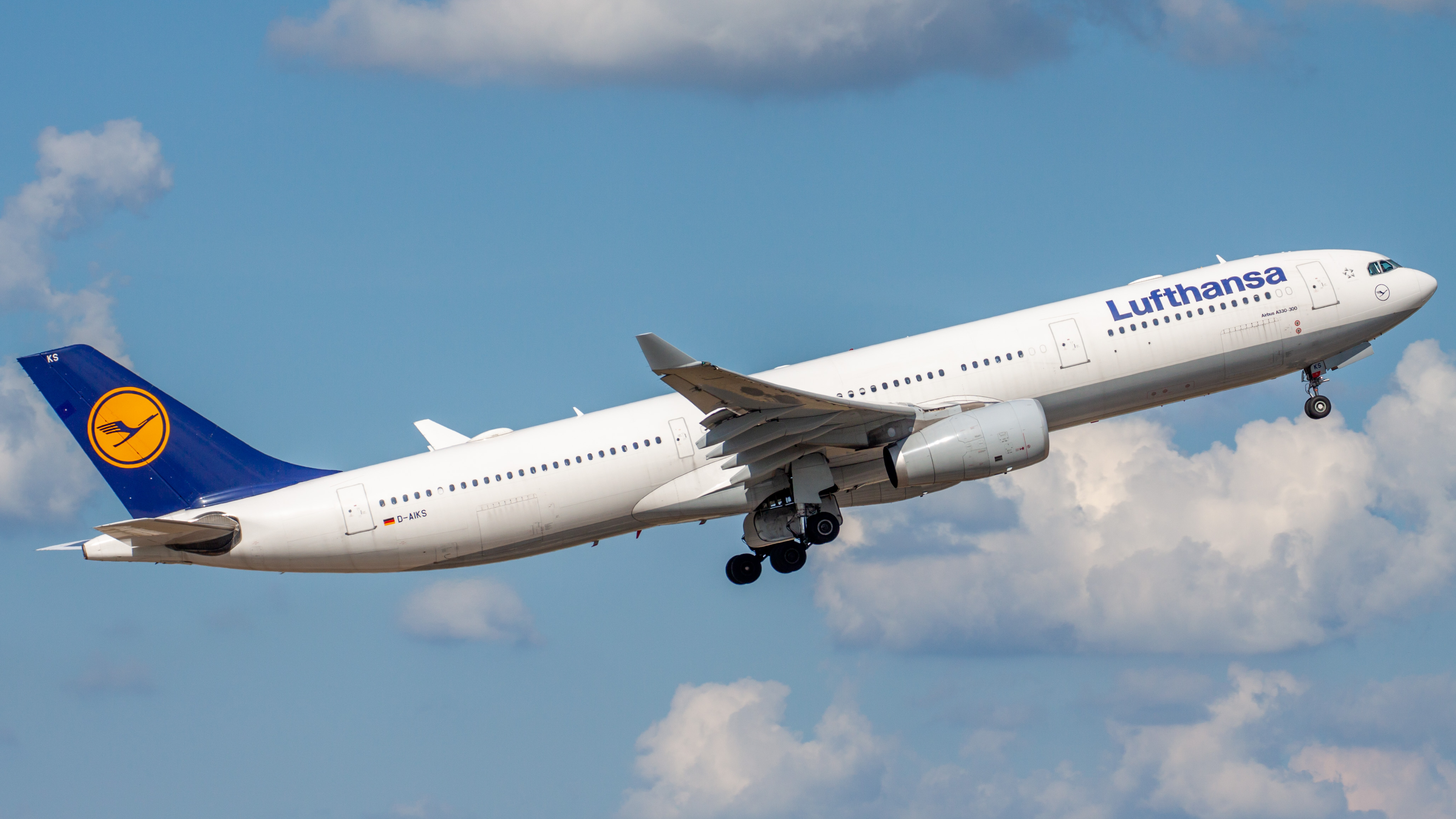 Full size: Lufthansa Airbus A330-300 D-AIKS at Houston-George Bush Intercontinental Airport