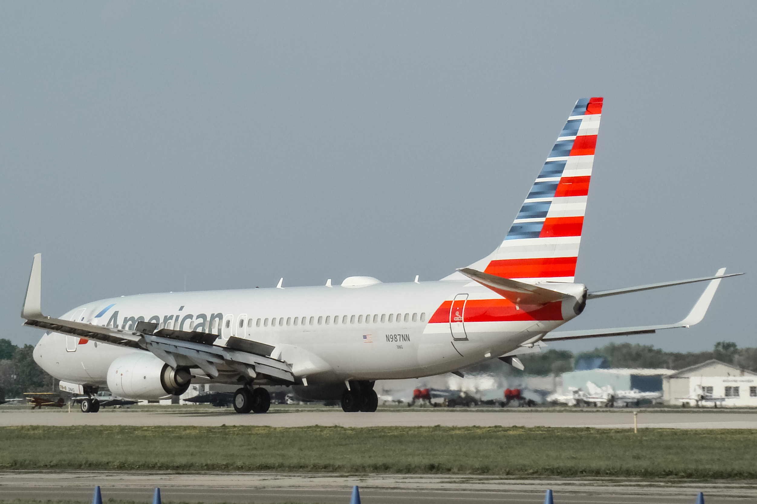 Full size: American Airlines Boeing 737-800 N987NN at Wittman Regional Airport