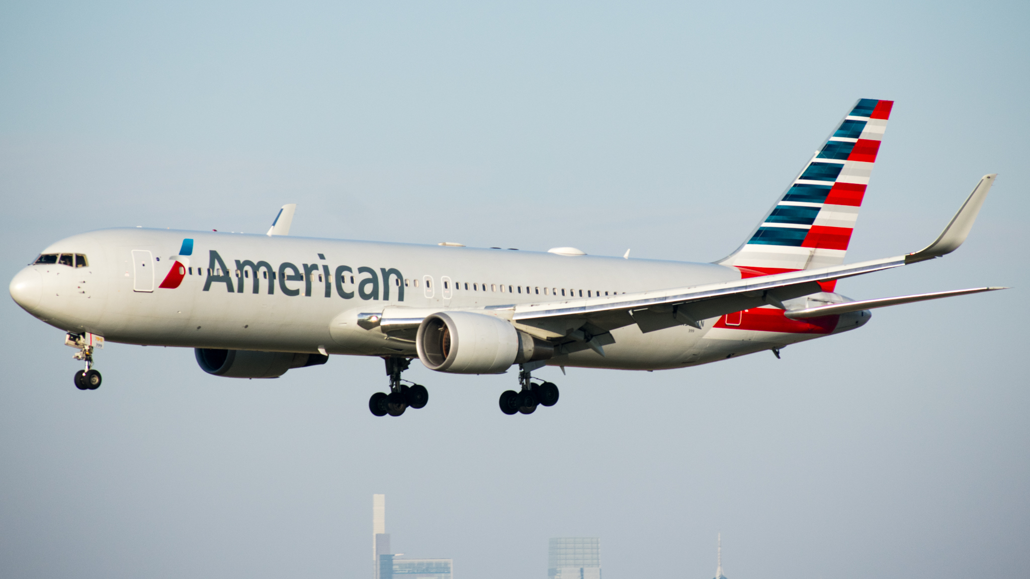 Full size: American Airlines Boeing 767-300 N399AN at Philadelphia International Airport