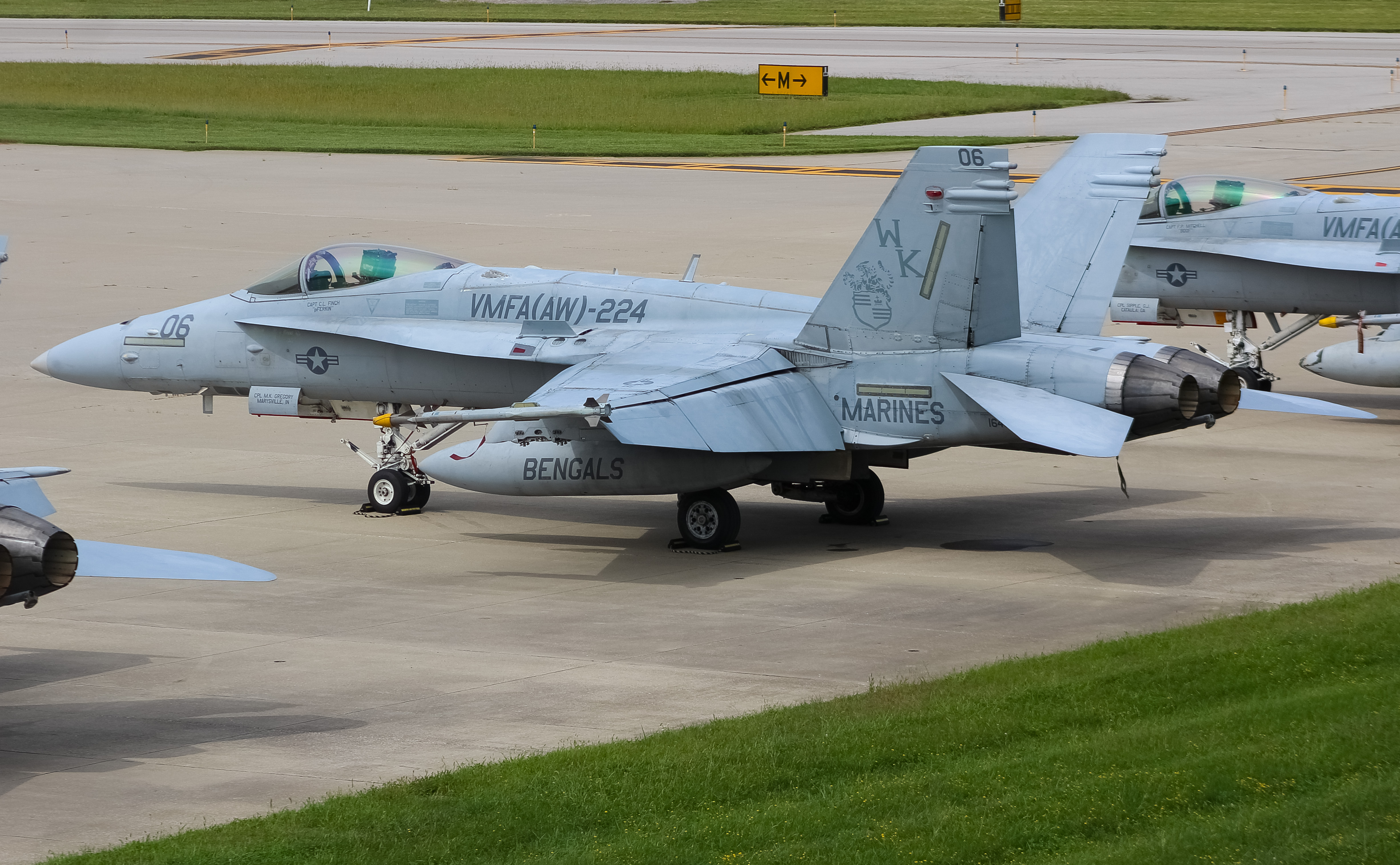 Full size: USMC - United States Marine Corp Boeing F/A-18E/F Super Hornet 164865 at Cincinnati/Northern Kentucky International Airport