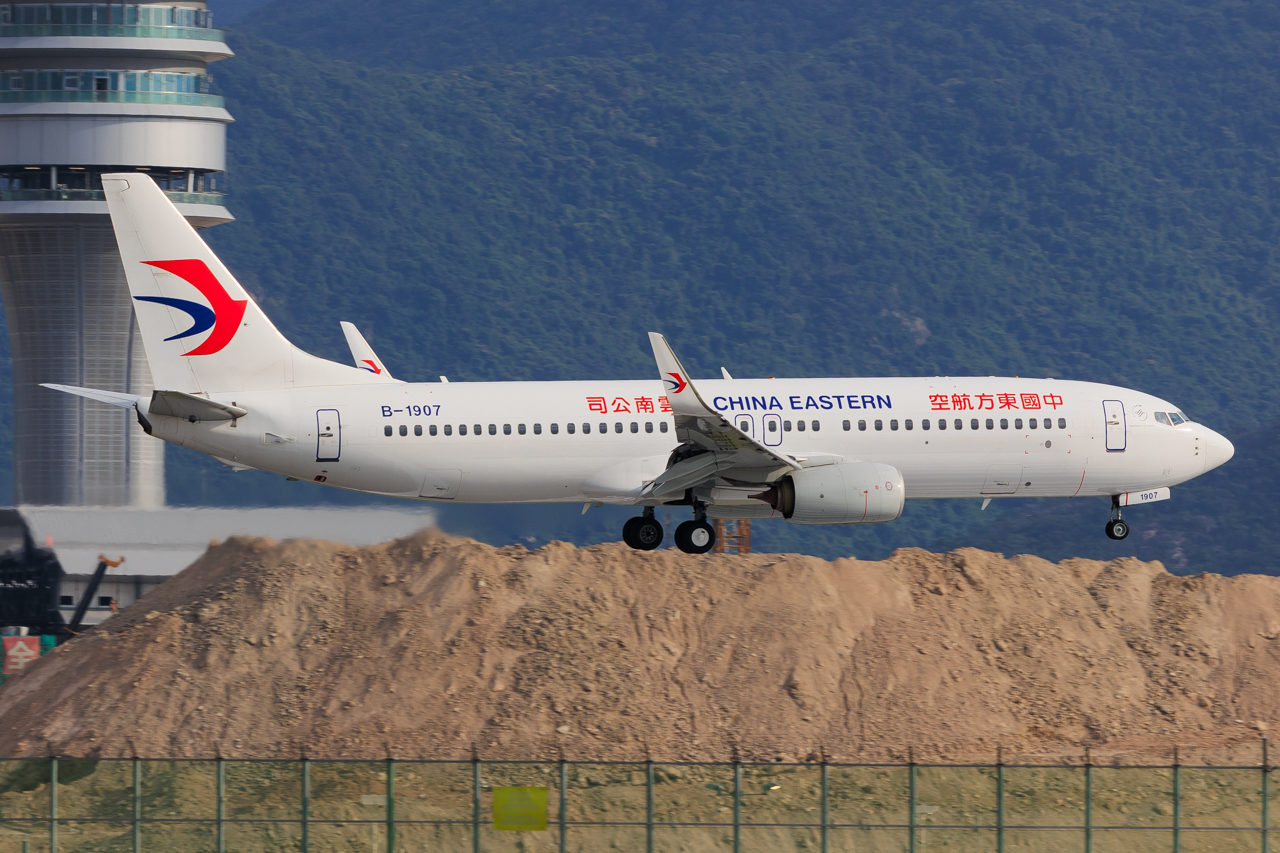 Full size: China Eastern Airlines Boeing 737-800 B-1907 at Hong Kong International Airport