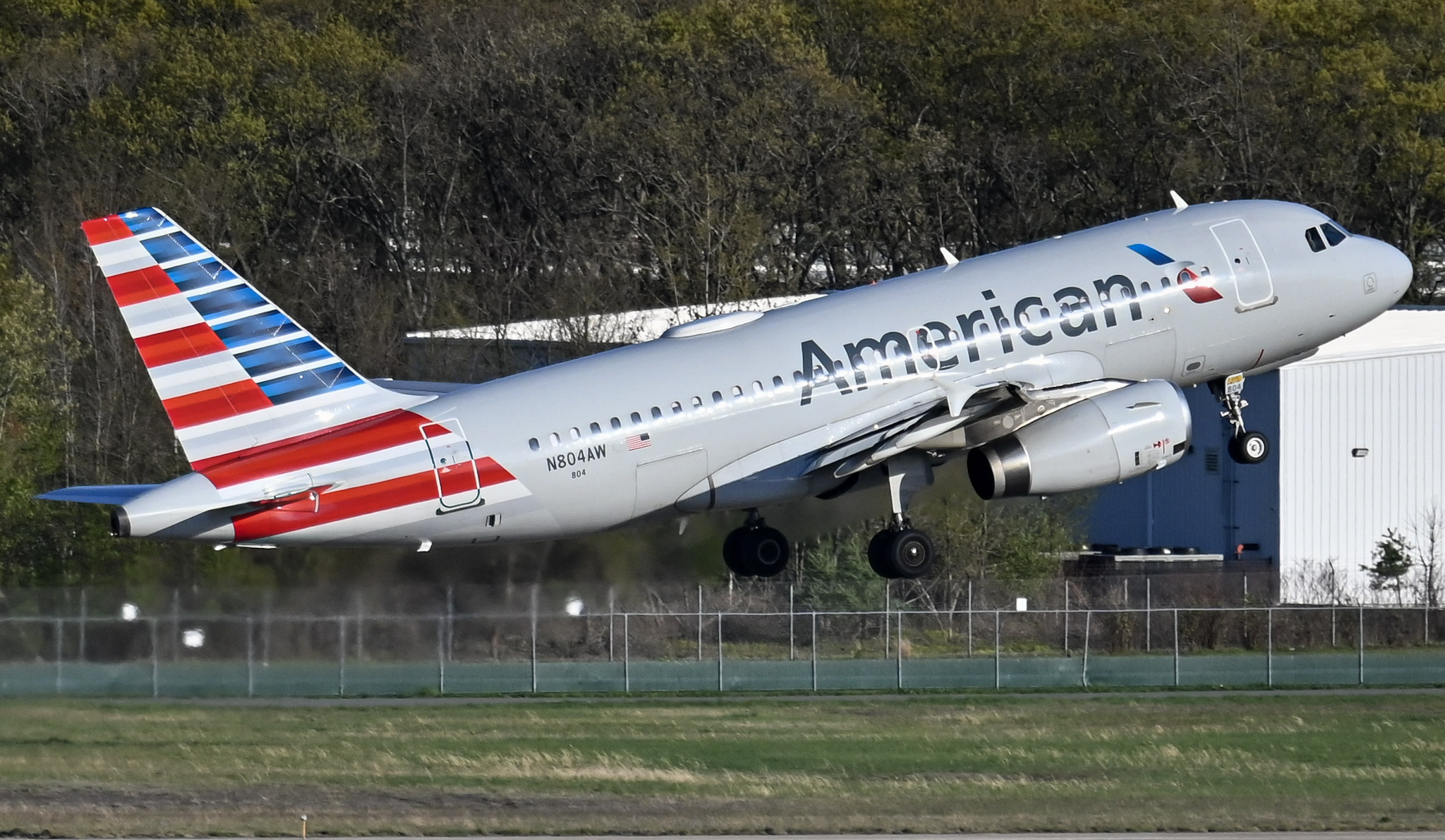 Full size: American Airlines Airbus A319 N804AW at Theodore Francis Green State Airport