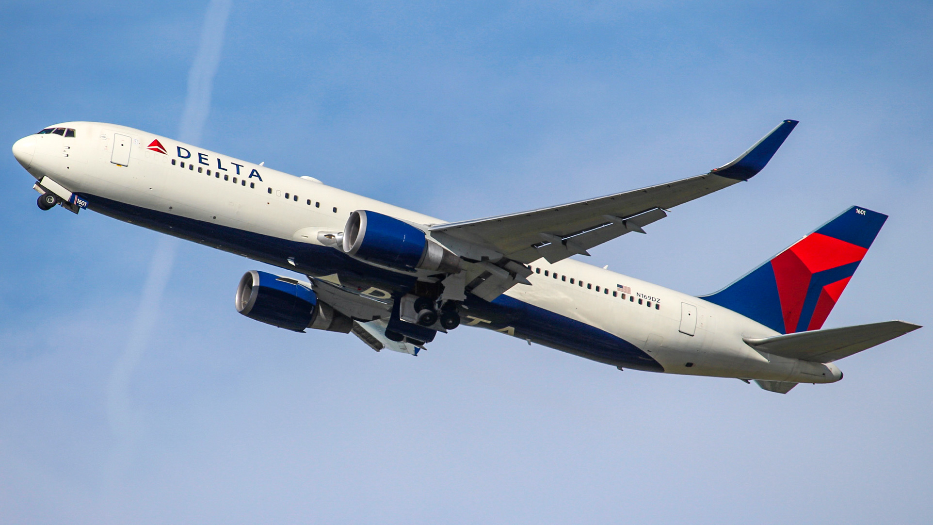 Full size: Delta Airlines Boeing 767-300ER N169DZ at General Edward Lawrence Logan International Airport