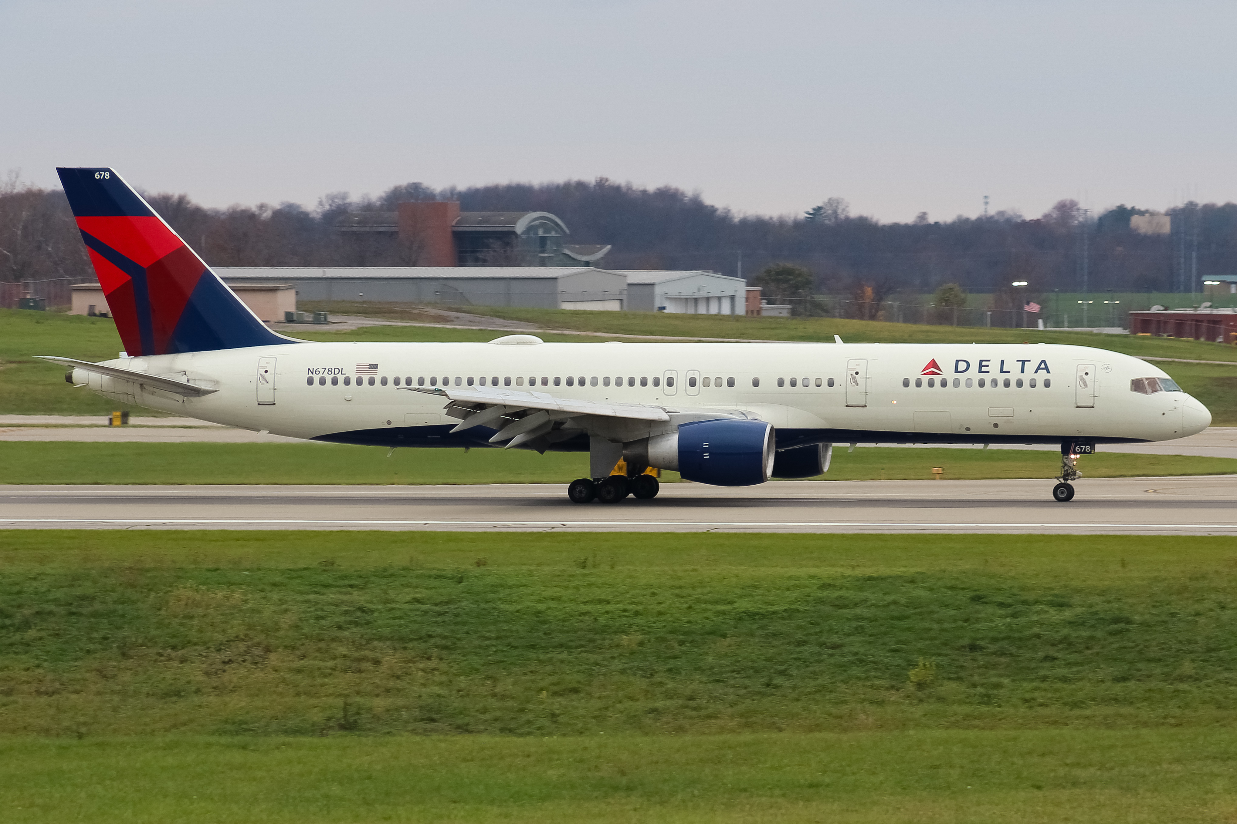 Full size: Delta Airlines Boeing 757-200 N678DL at Cincinnati/Northern Kentucky International Airport