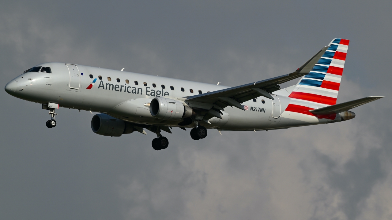 Full size: American Eagle Embraer E175 N217NN at Dallas-Fort Worth International Airport