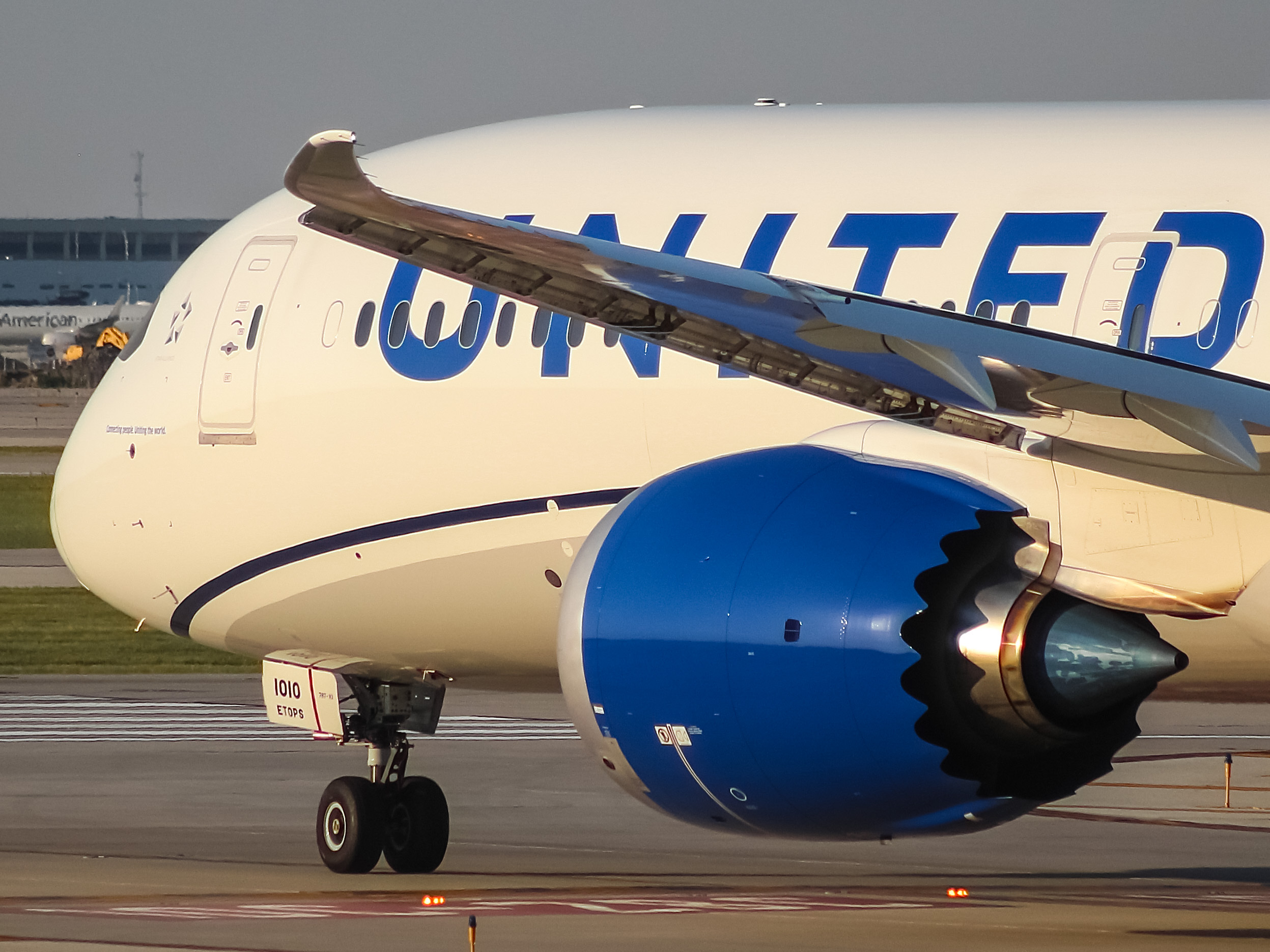 Full size: United Airlines Boeing 787-10 N12010 at Chicago O'Hare International Airport