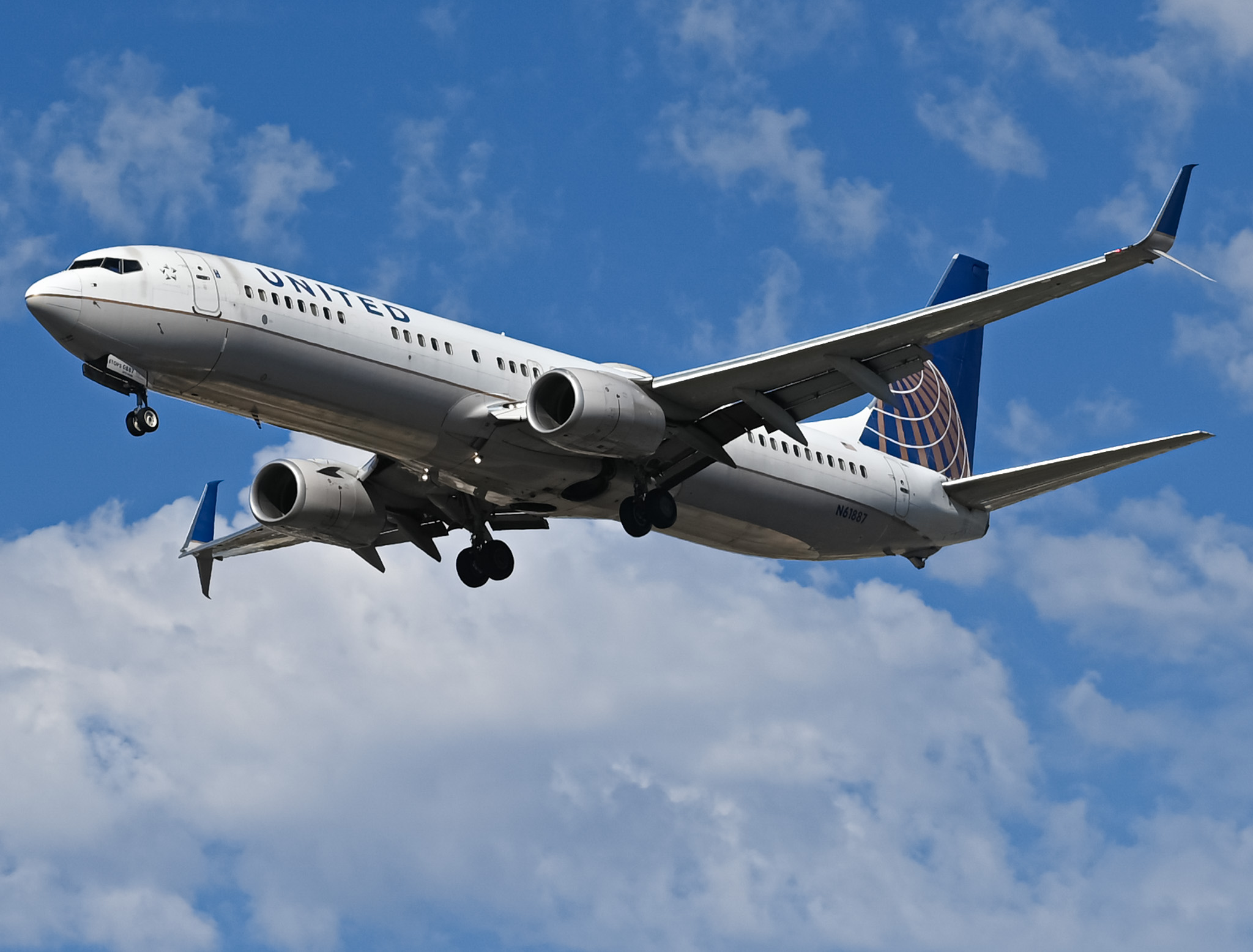 Full size: United Airlines Boeing 737-900ER N61887 at San Diego International Airport