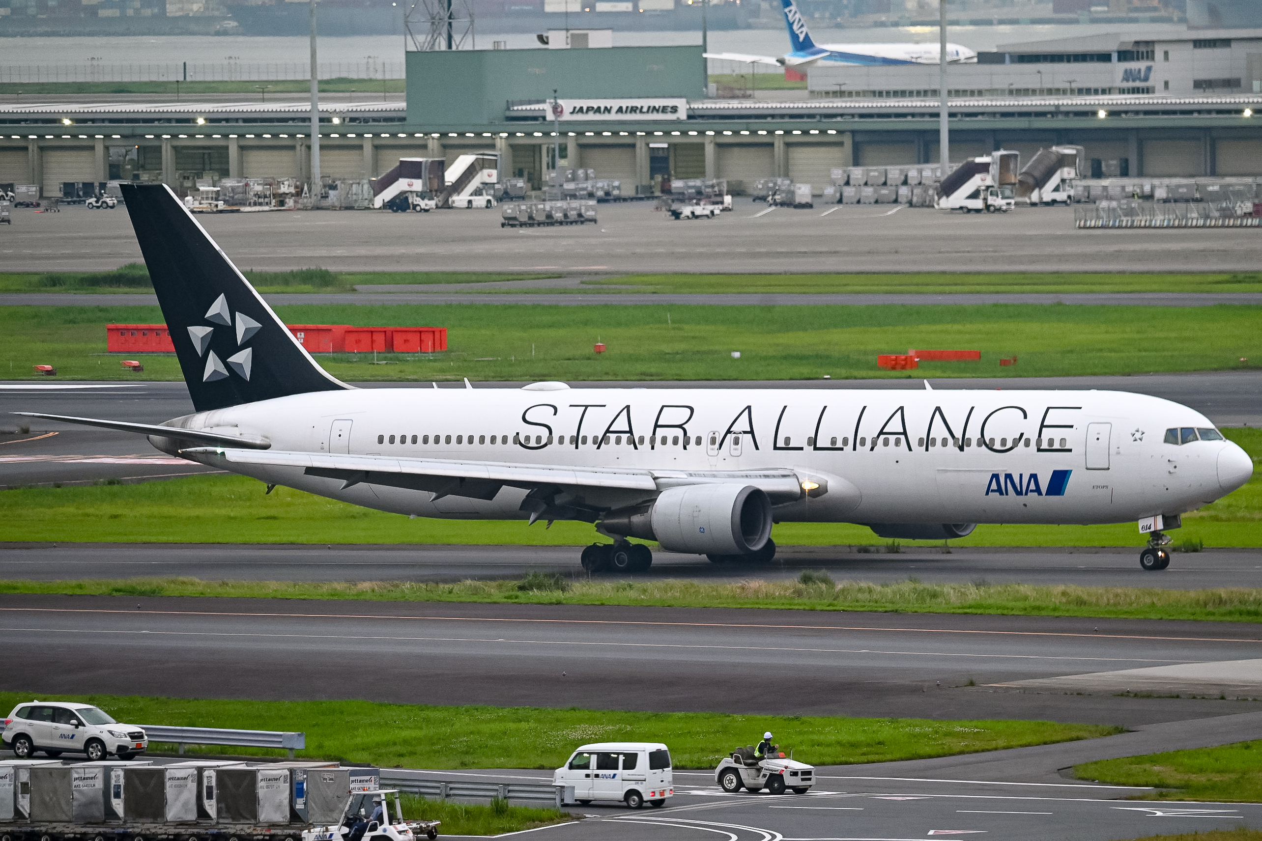 Full size: All Nippon Airways Boeing 767-300ER JA614A at Tokyo-Haneda Airport