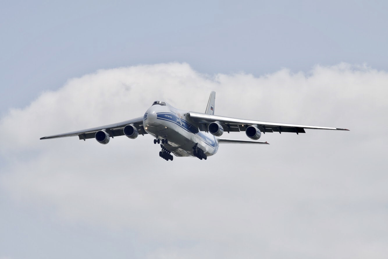 Full size: Volga-Dnepr Airlines Antonov An-124 RA-82043 at Houston-George Bush Intercontinental Airport