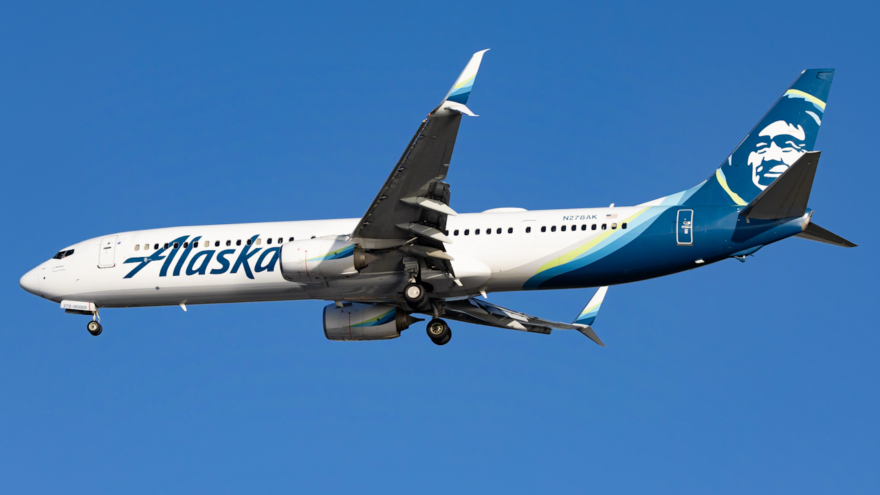 Full size: Alaska Airlines Boeing 737-900ER N278AK at Tampa International Airport