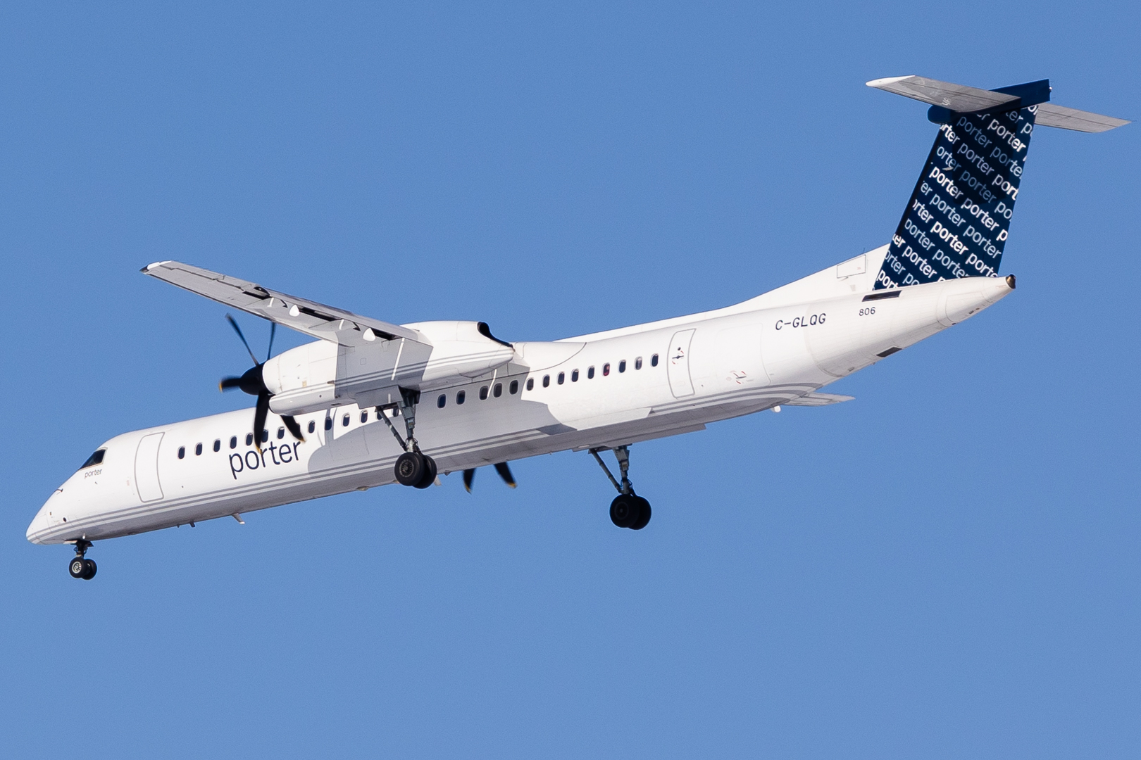 Full size: Porter Airlines De Havilland Dash-8 q400 C-GLQG at Toronto/City Centre Airport