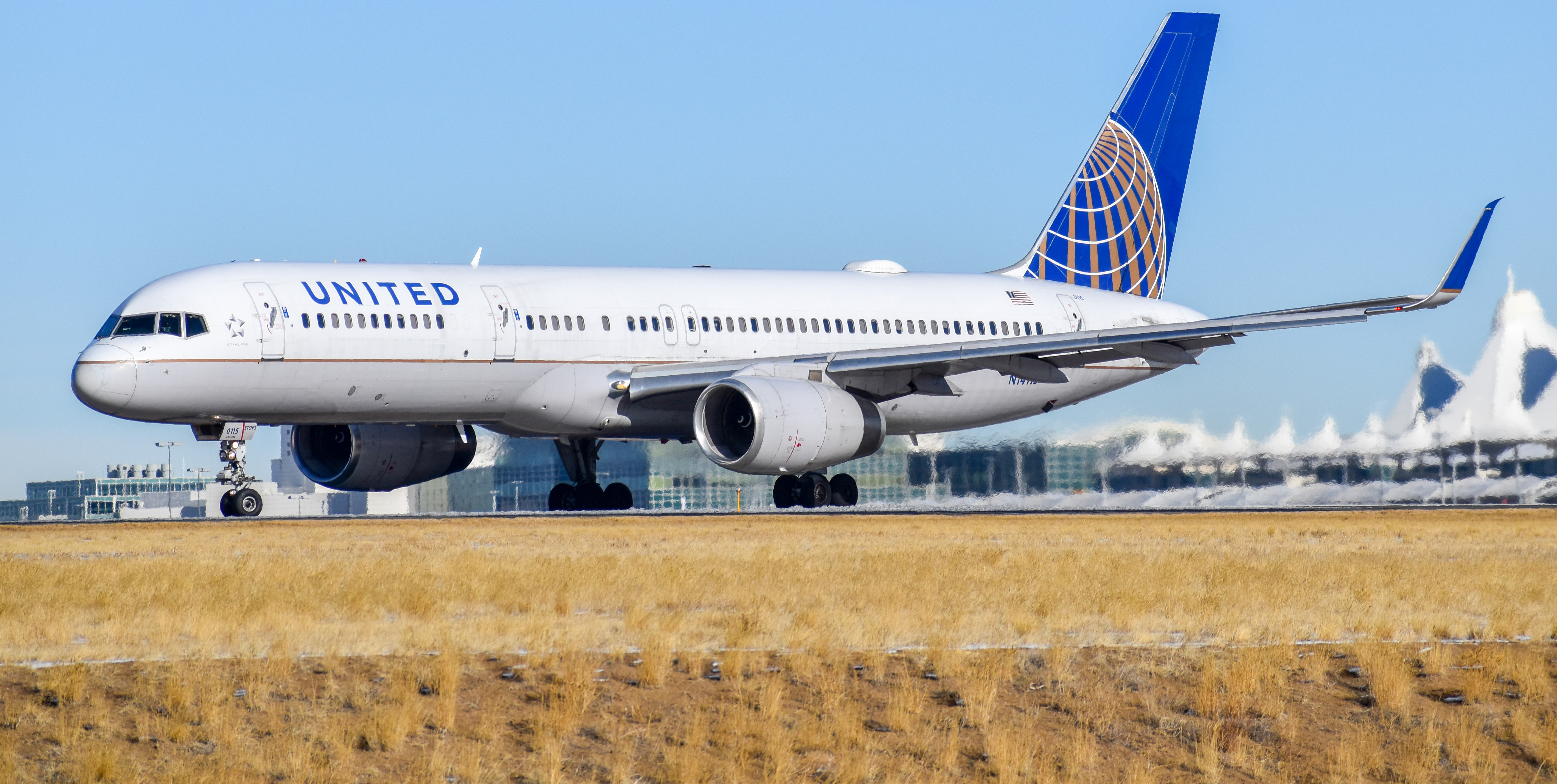 Full size: United Airlines Boeing 757-200 N14115 at Denver International Airport