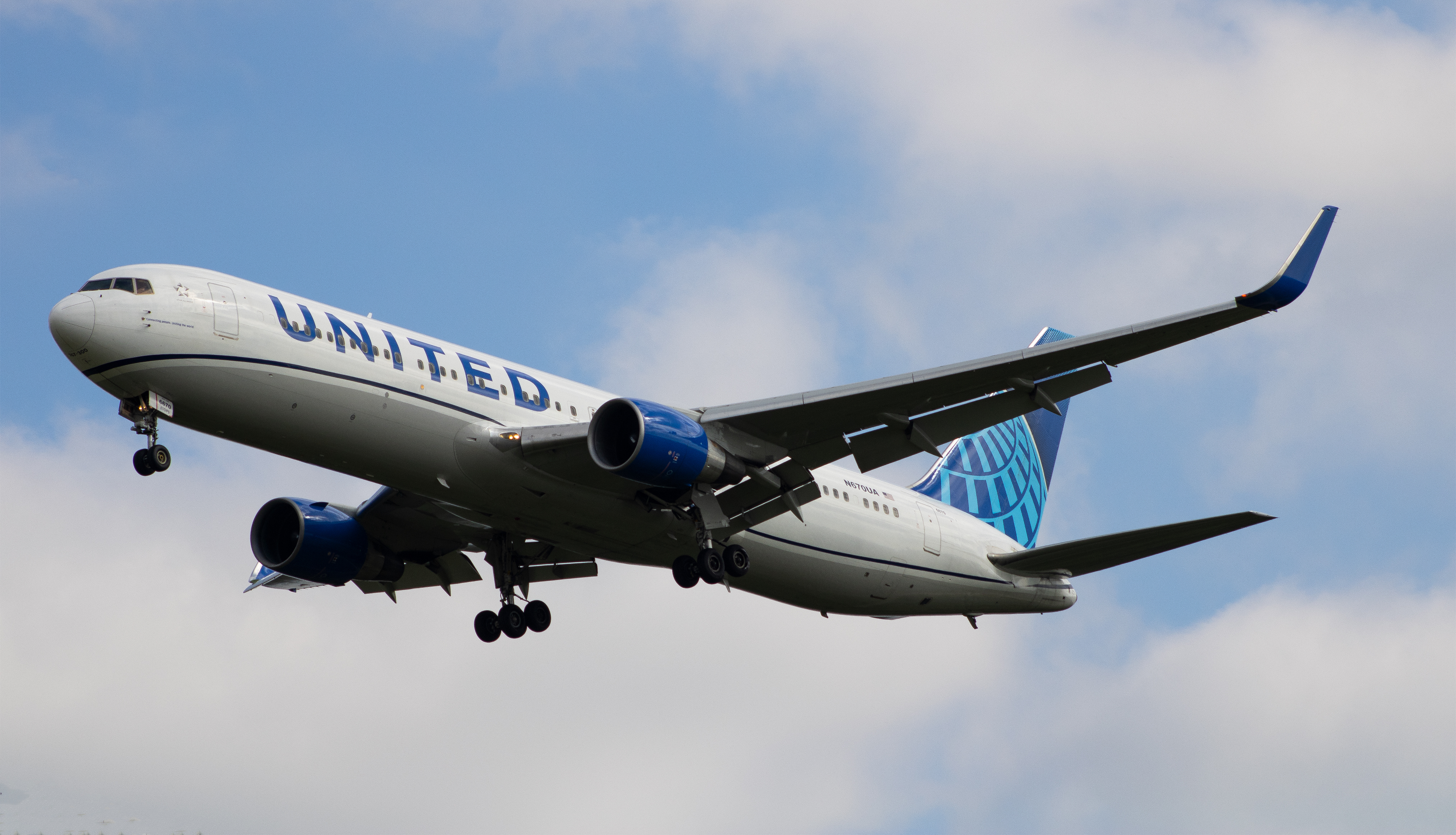 Full size: United Airlines Boeing 767-300ER N670UA at Washington Dulles International Airport