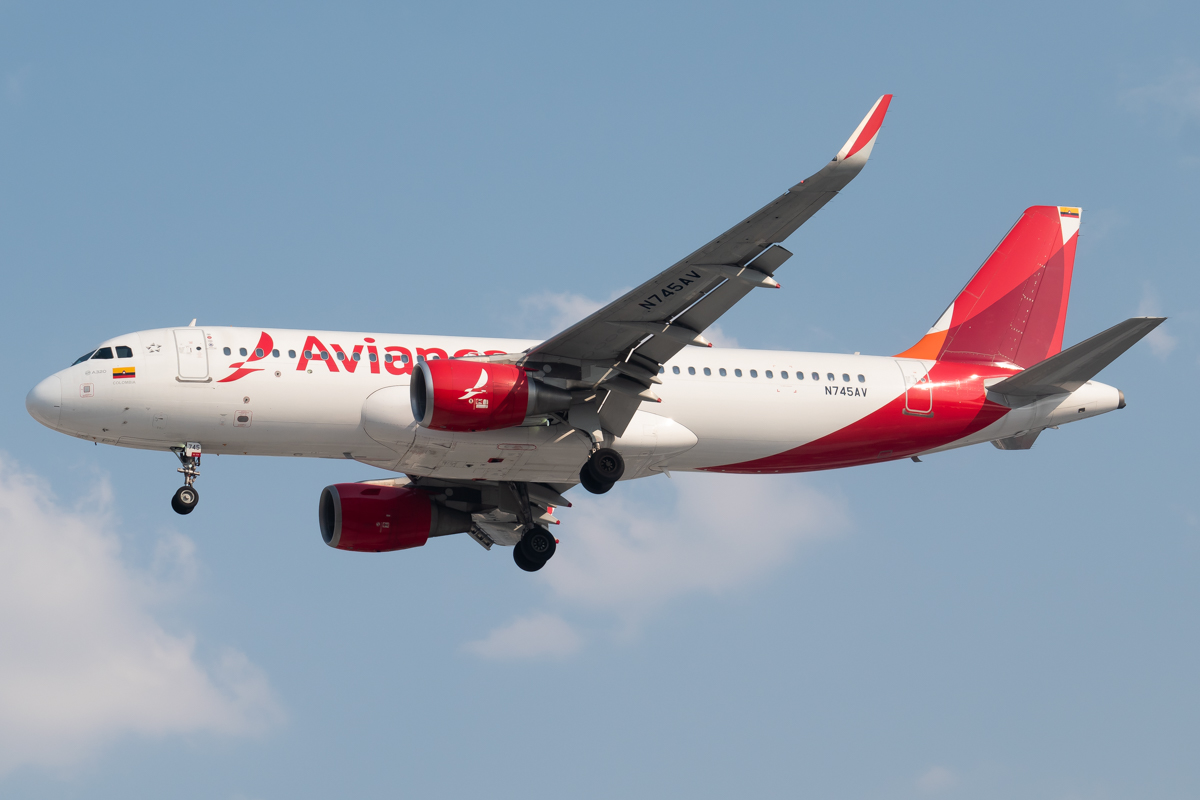 Full size: Avianca Airbus A320 N745AV at Mexico City International Airport