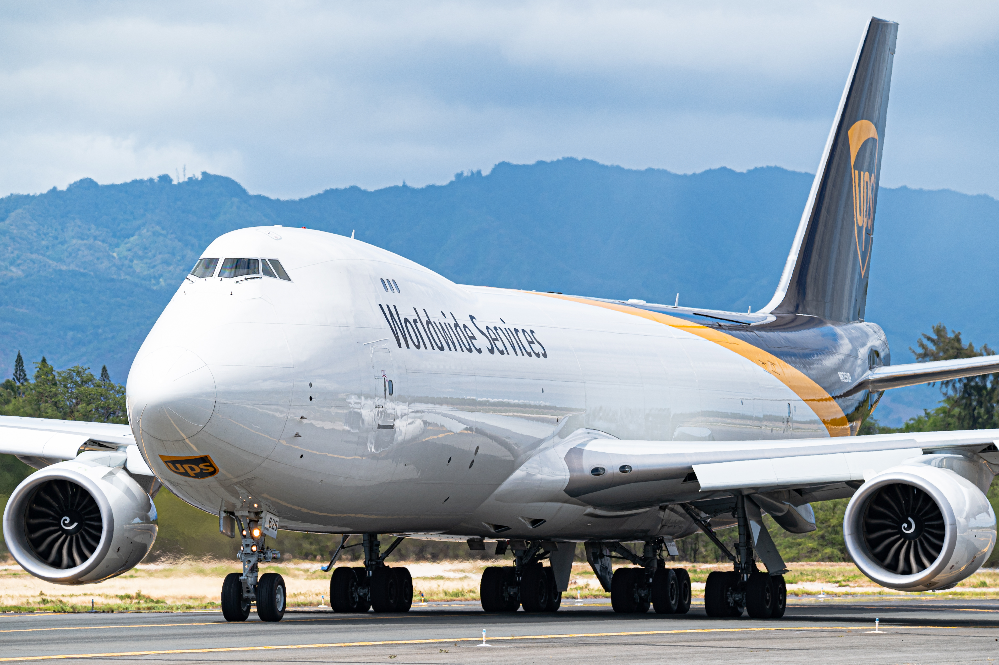 Full size: United Parcel Service Boeing 747-8F N625UP at Daniel K Inouye International Airport