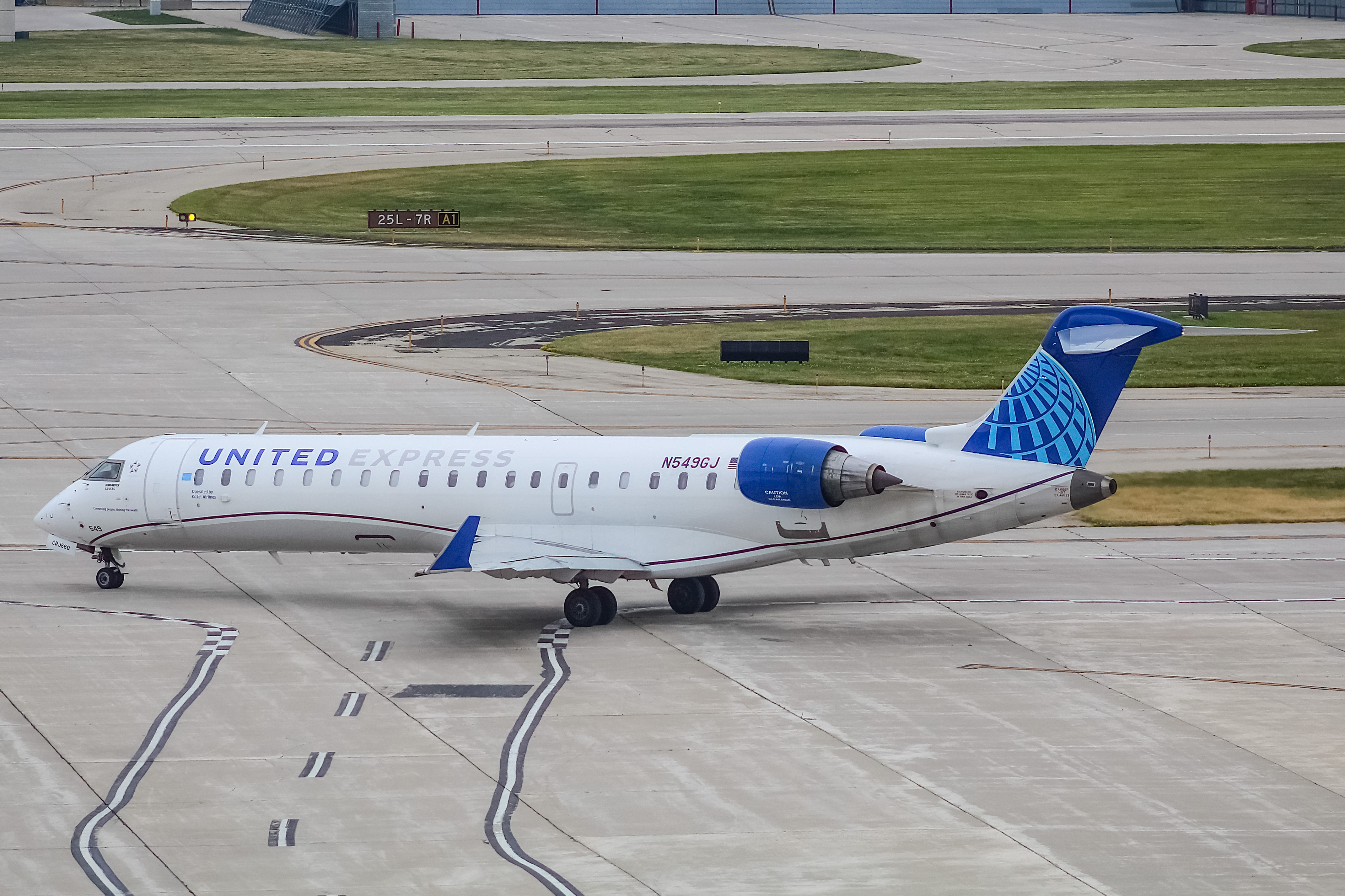 Full size: United Express Mitsubishi CRJ-550 N549GJ at General Mitchell International Airport