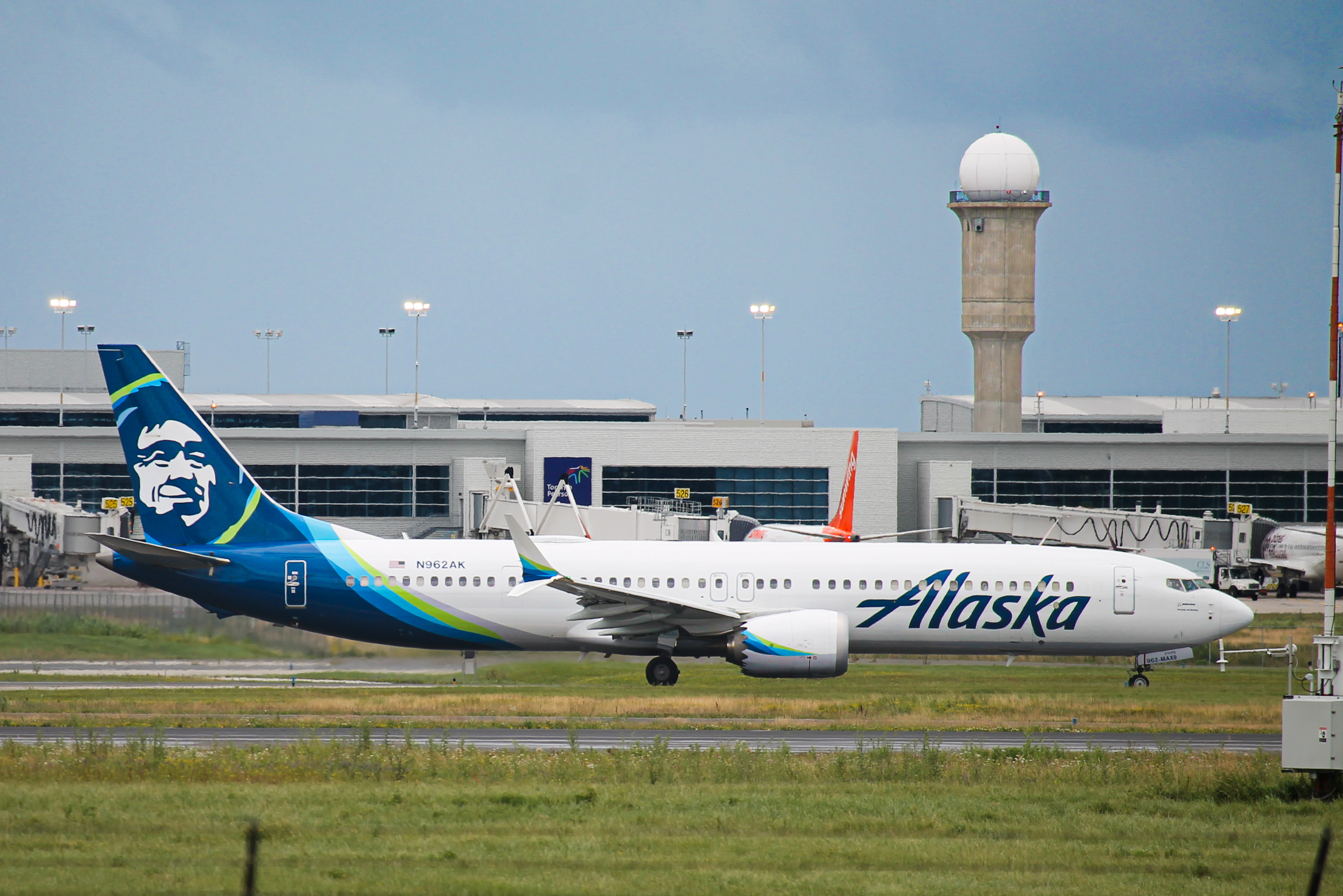Full size: Alaska Airlines Boeing 737 MAX 9 N962AK at Lester B Pearson International Airport