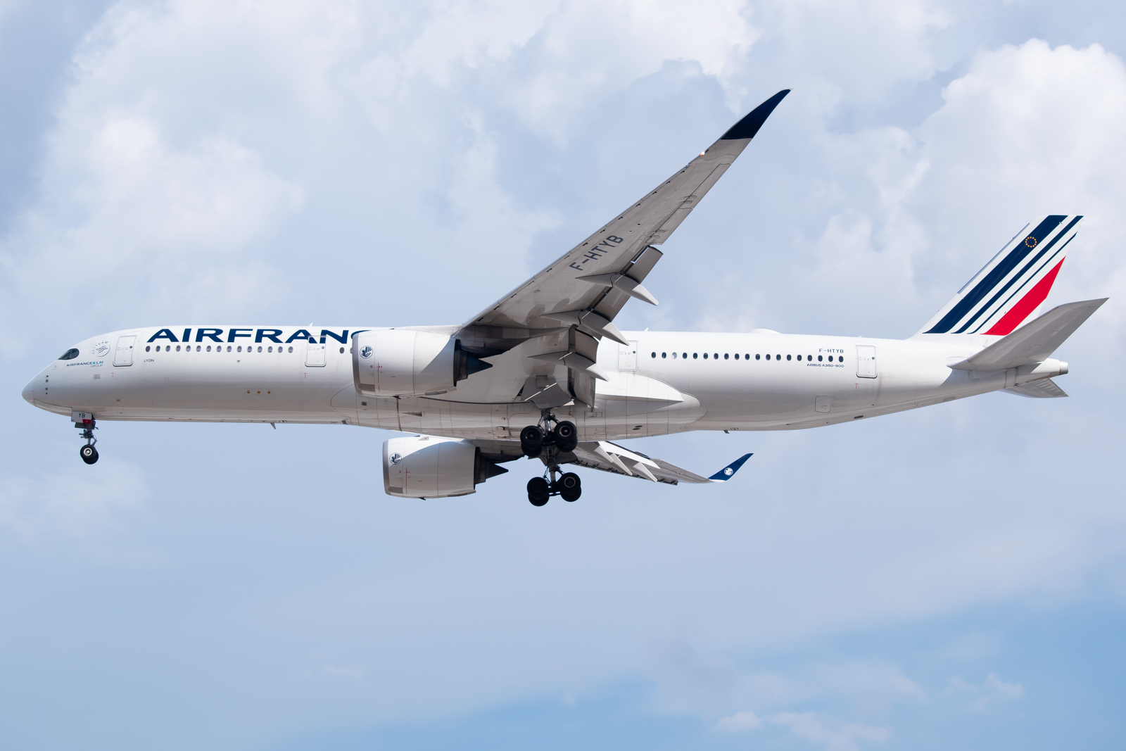Full size: Air France Airbus A350-900 F-HTYB at Mexico City International Airport