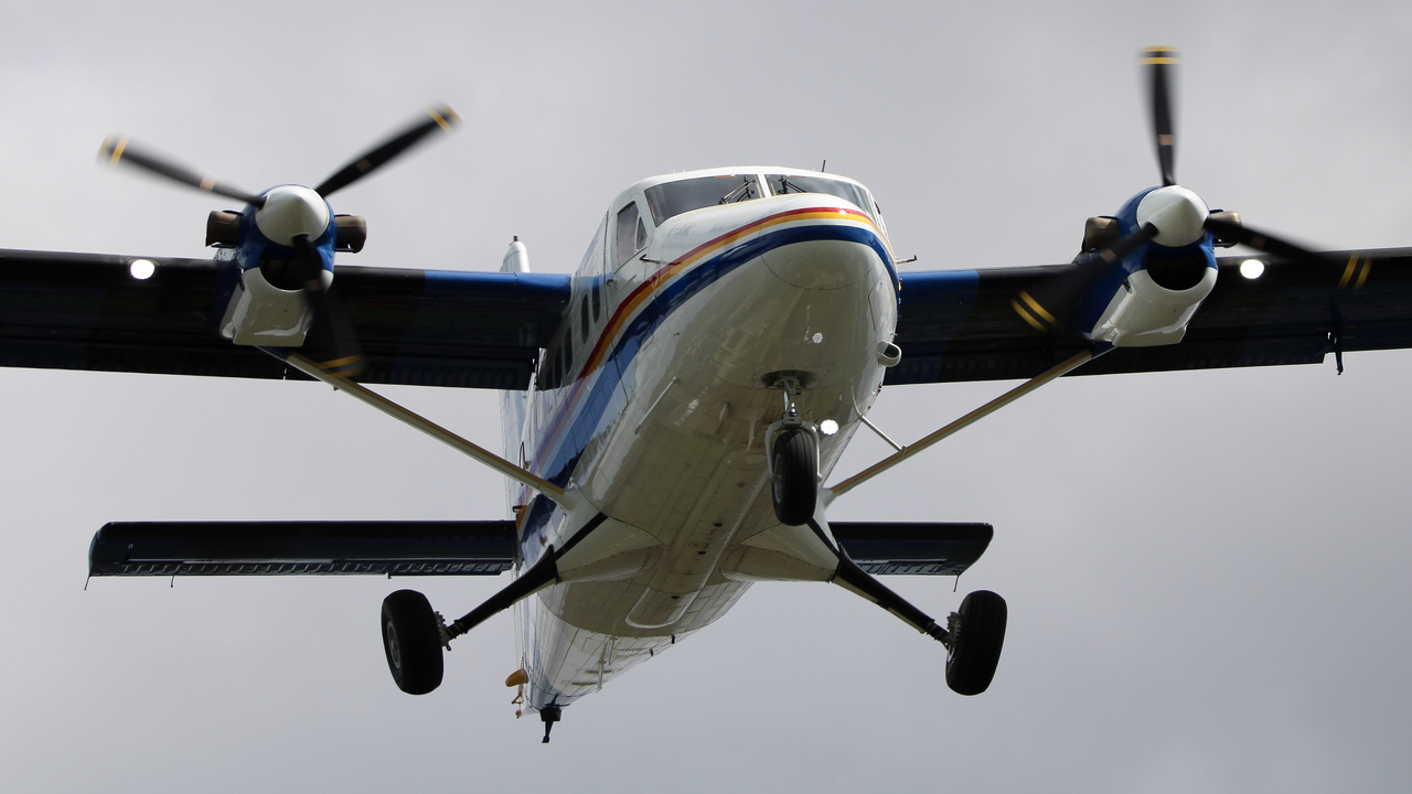 Full size: PRIVATE De Havilland DHC-6 C-GMPJ at Kingston Norman Rogers Airport