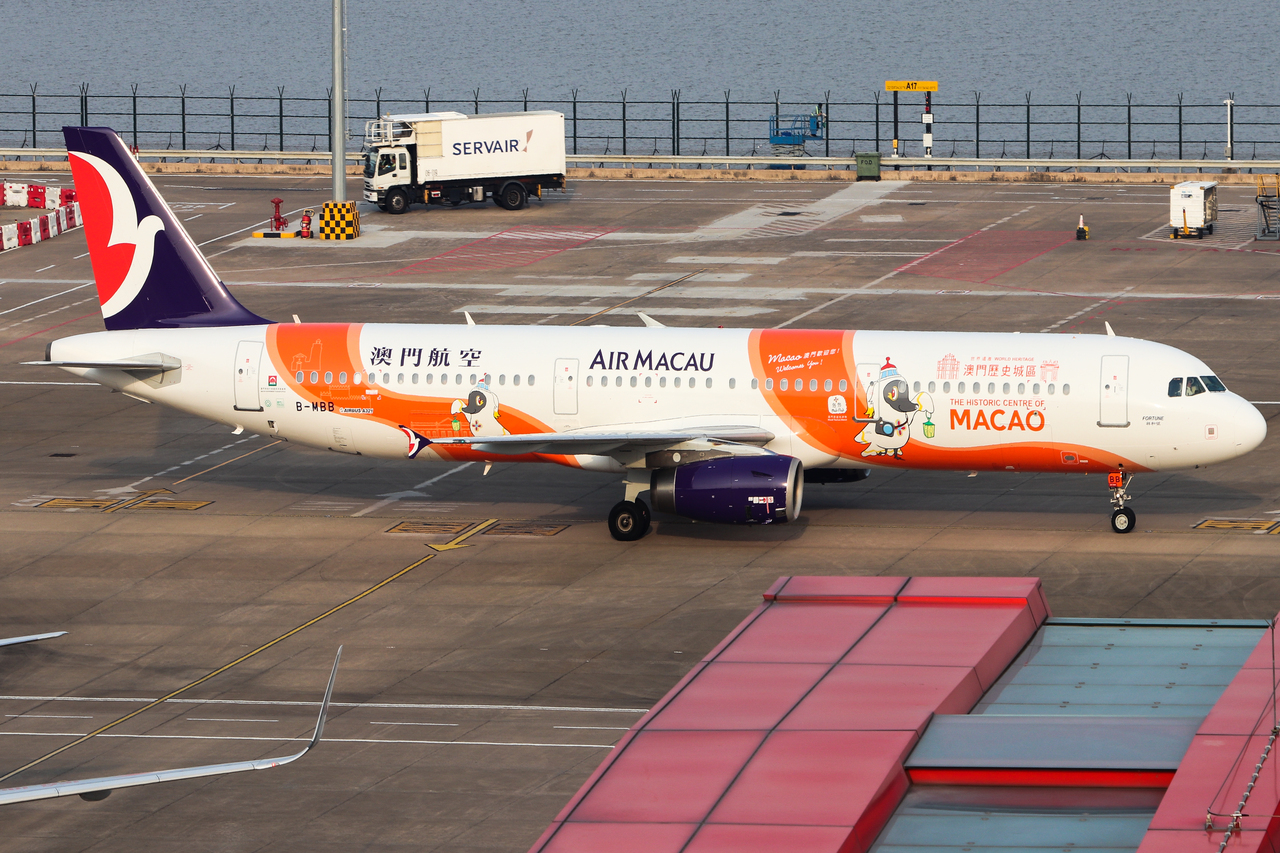 Full size: Air Macau Airbus A321-200 B-MBB at Macau International Airport