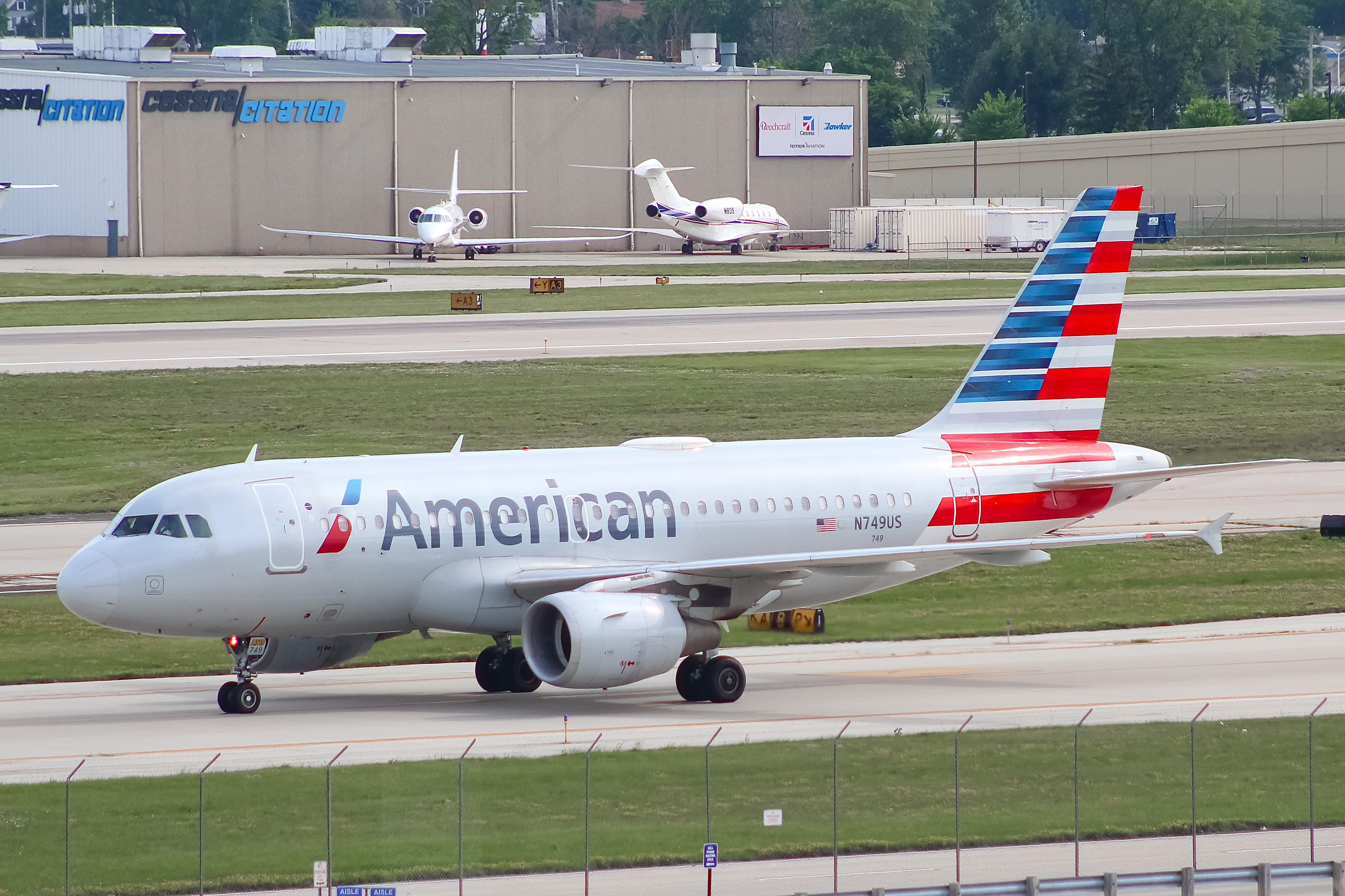 Full size: American Airlines Airbus A319 N749US at General Mitchell International Airport