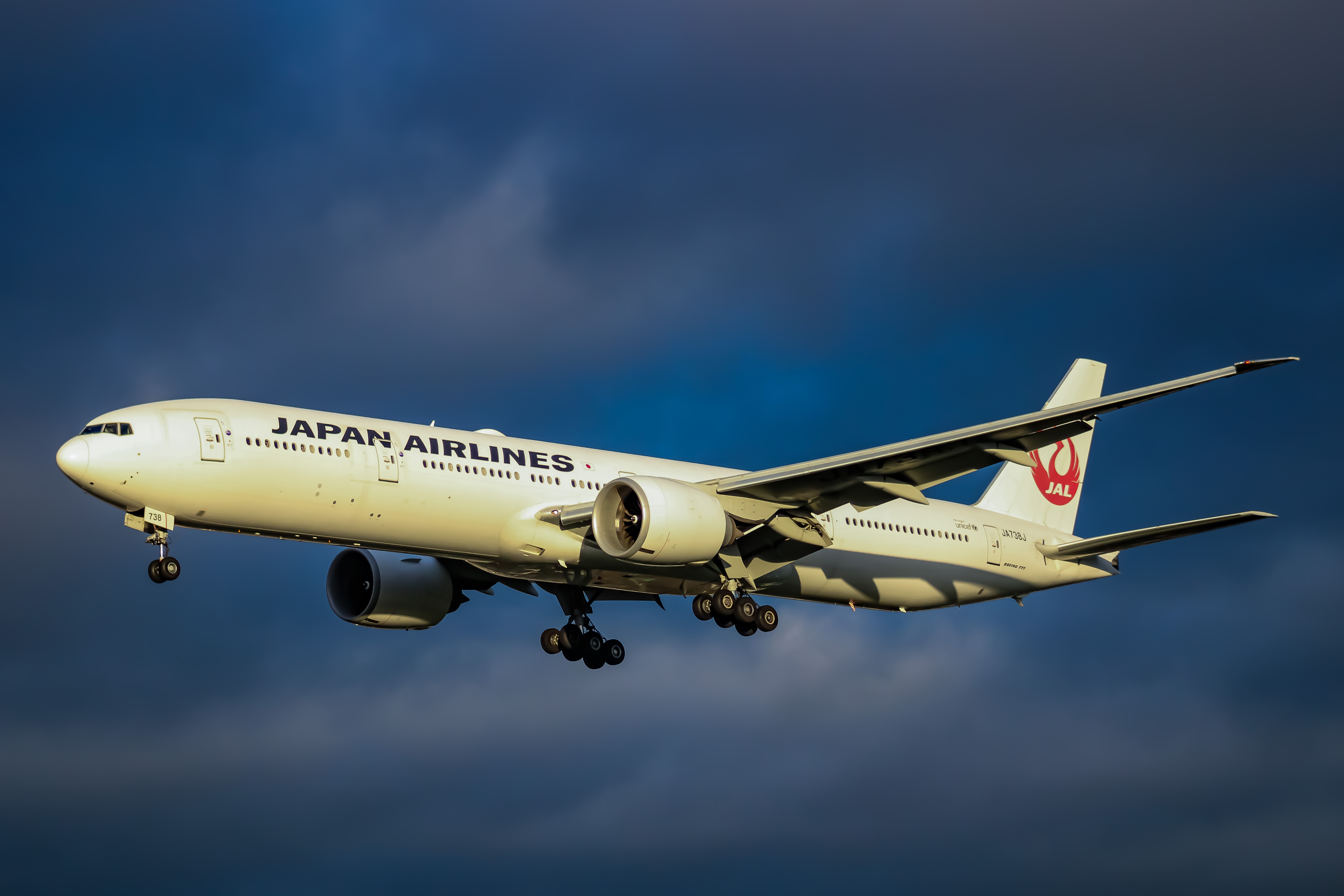 Full size: Japan Airlines Boeing 777-300ER JA738J at London Heathrow International Airport