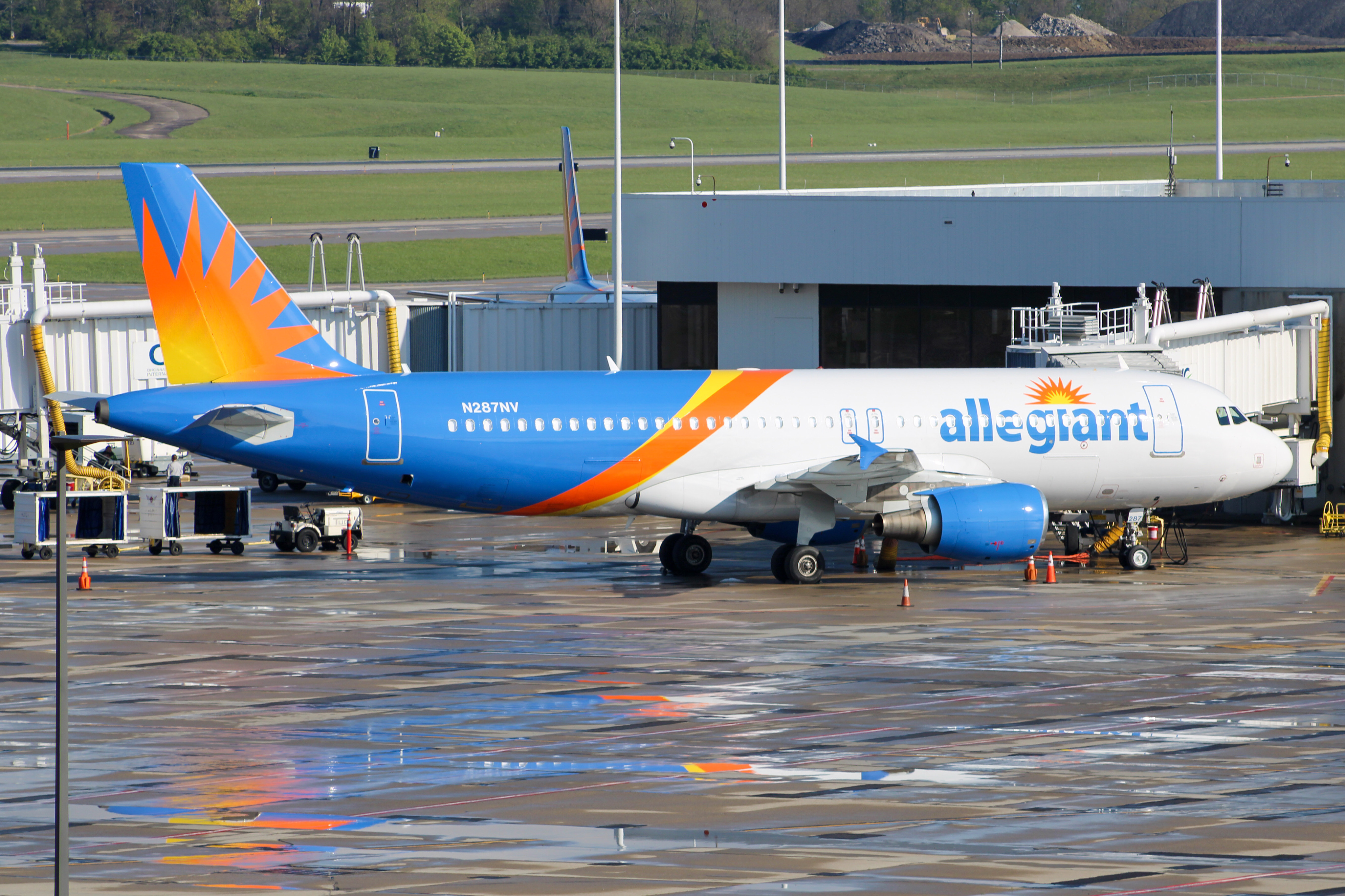 Full size: Allegiant Air Airbus A320 N287NV at Cincinnati/Northern Kentucky International Airport