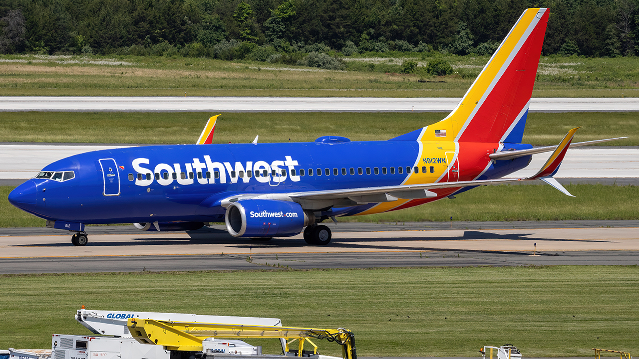 Full size: Southwest Airlines Boeing 737-700 N912WN at Washington Dulles International Airport