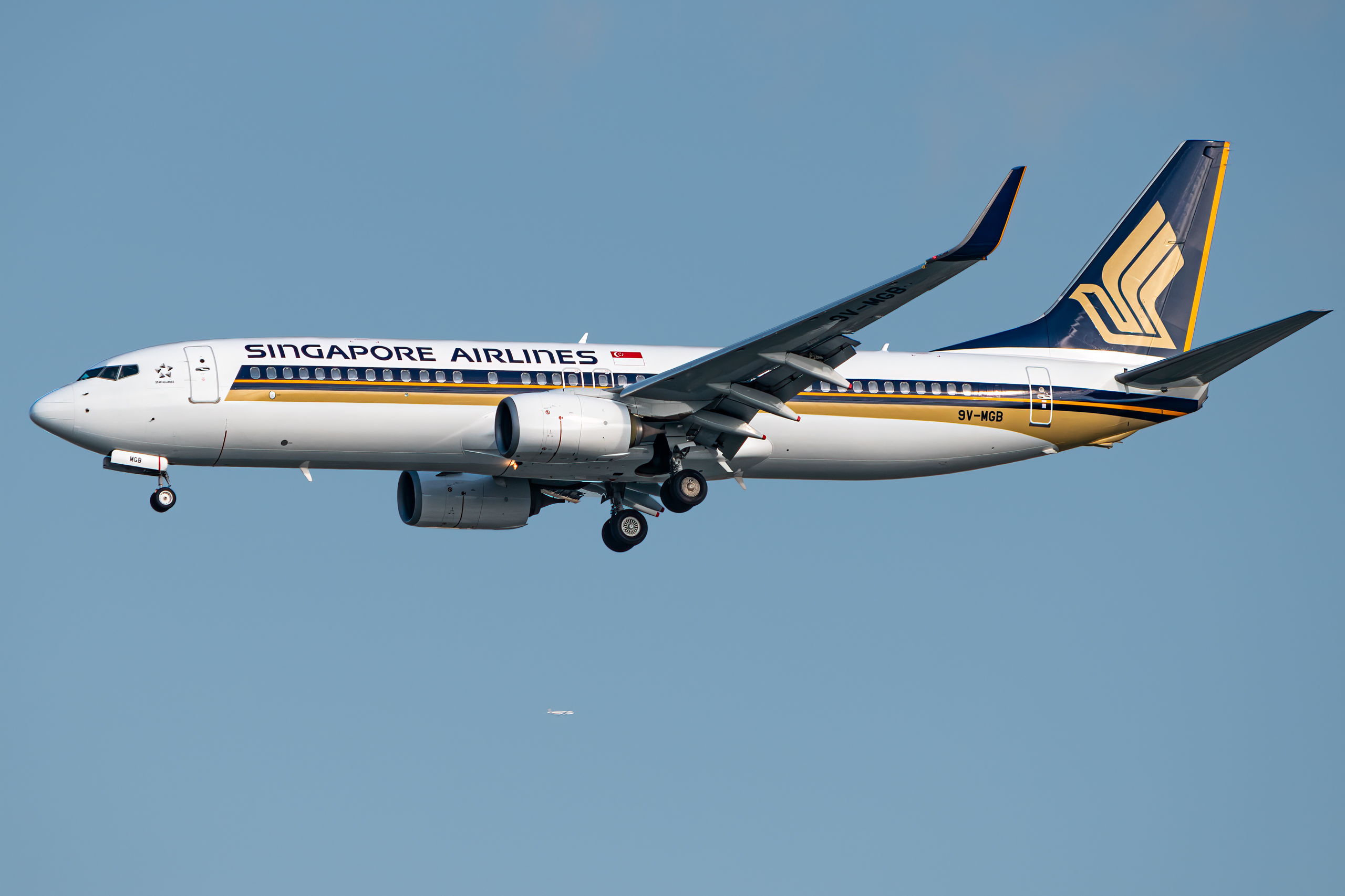 Full size: Singapore Airlines Boeing 737-800 9V-MGB at Singapore-Changi Airport