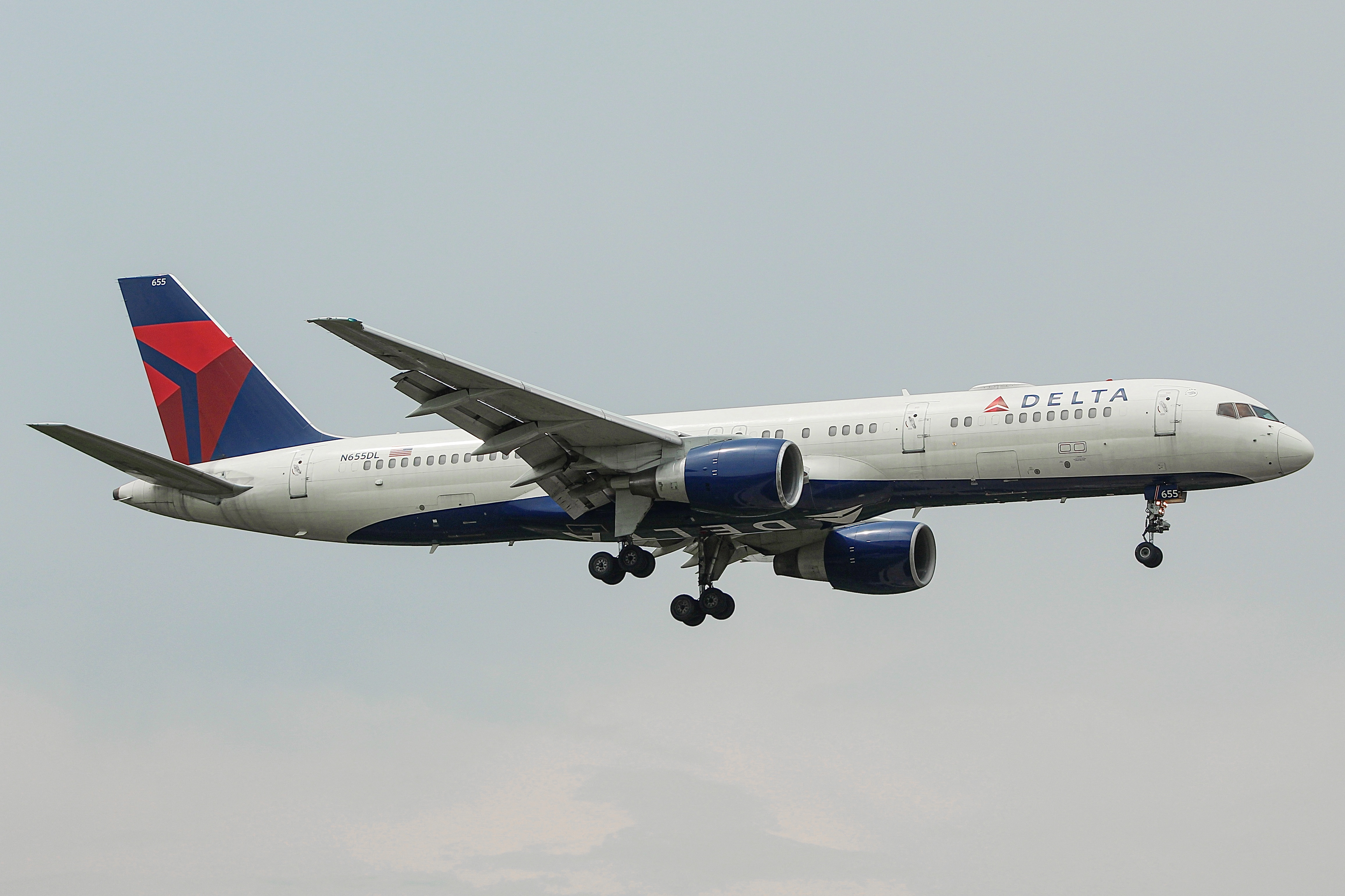 Full size: Delta Airlines Boeing 757-200 N655DL at General Mitchell International Airport