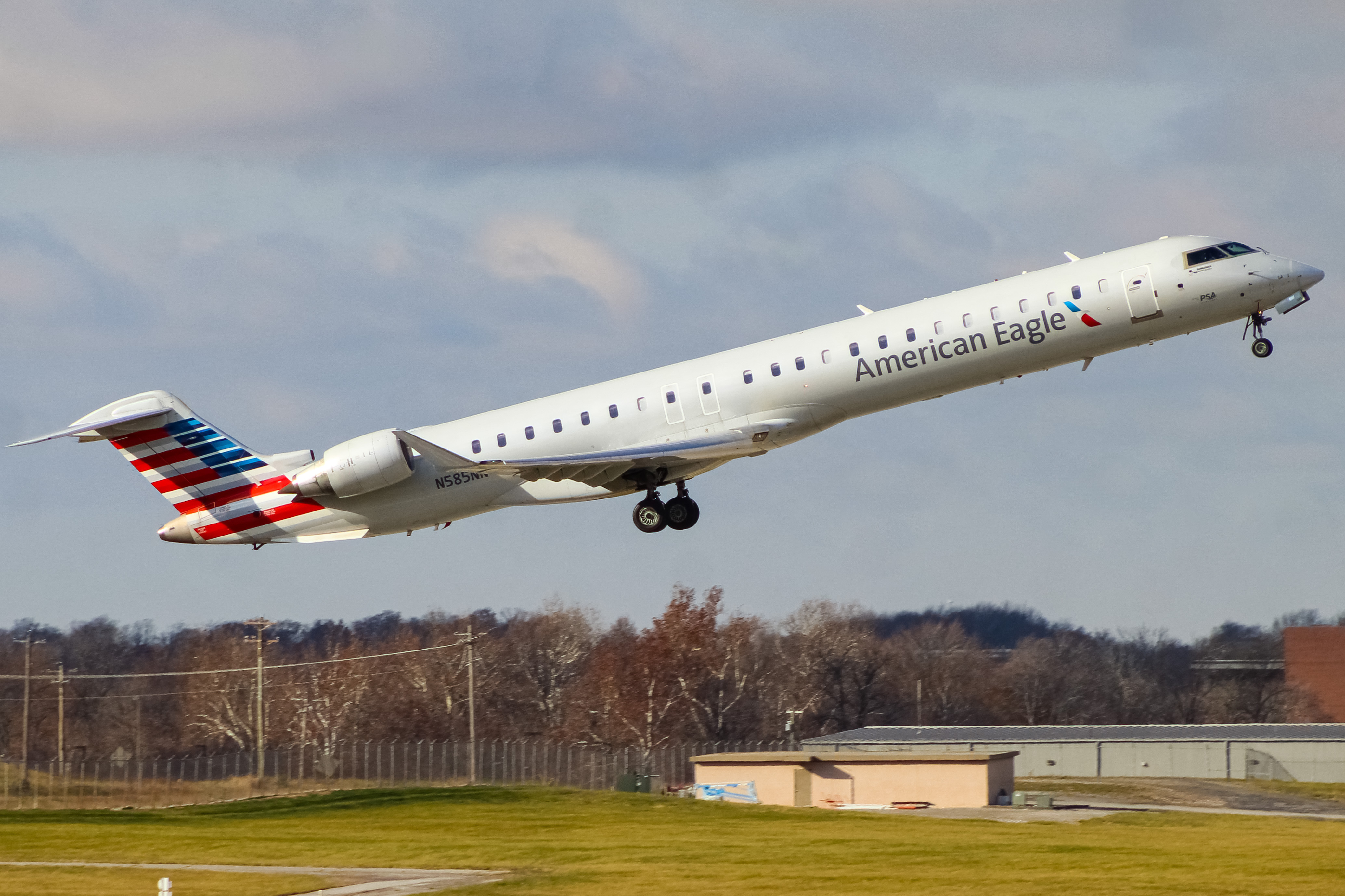 Full size: American Eagle Mitsubishi CRJ-900 N585NN at Cincinnati/Northern Kentucky International Airport