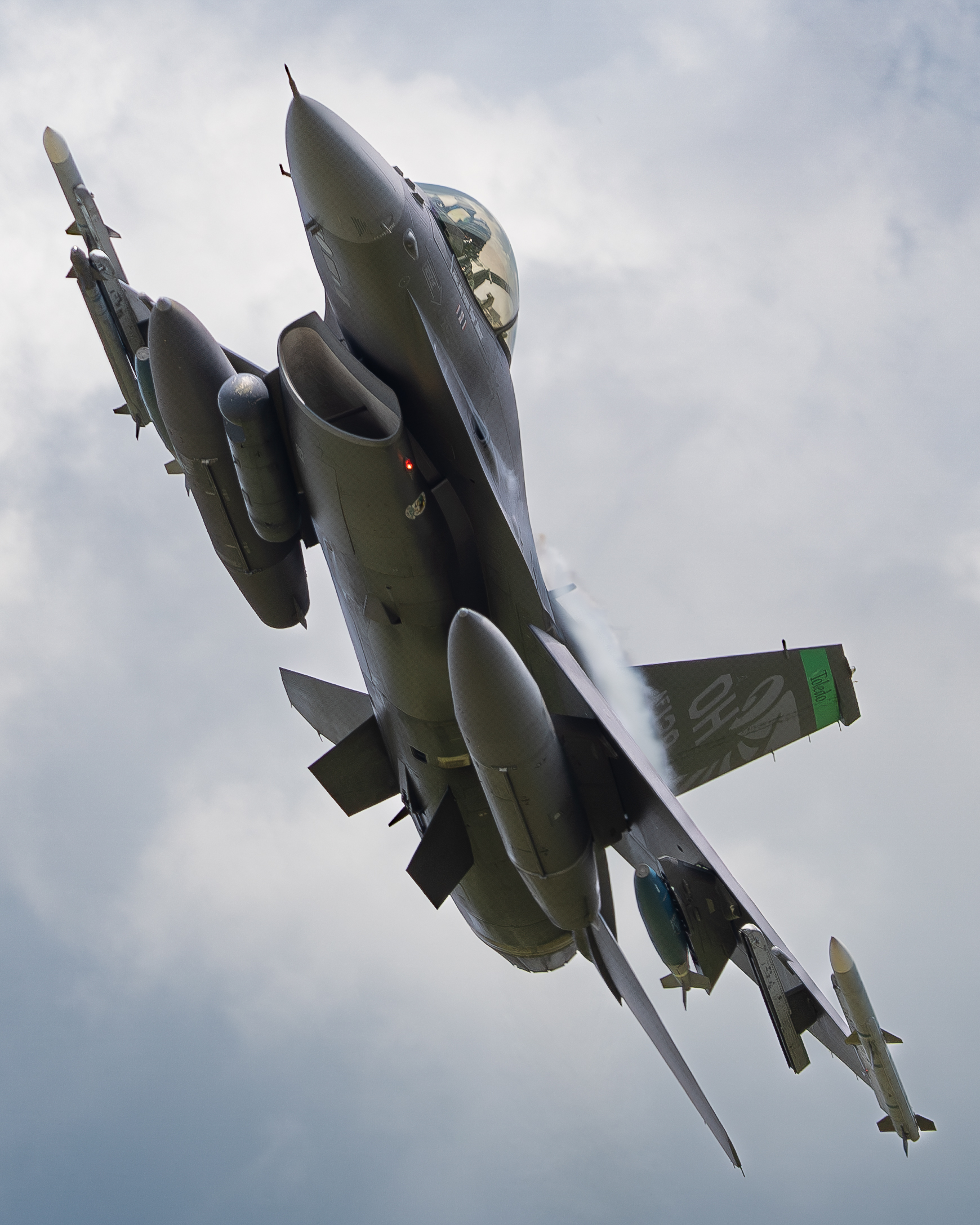 Full size: USAF - United States Air Force General Dynamics F-16 Fighting Falcon 89-2128 at Toledo Express Airport
