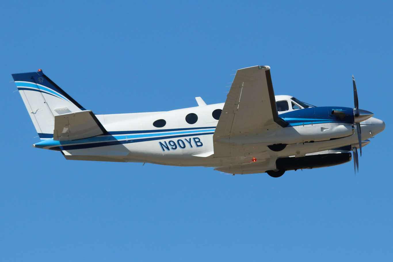 Full size: PRIVATE Beechcraft King Air C90 N90YB at York Airport