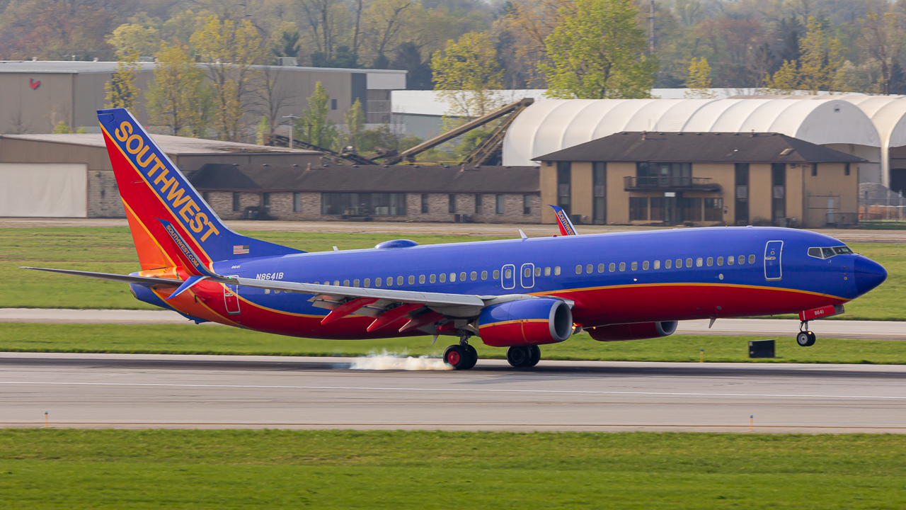 Full size: Southwest Airlines Boeing 737-800 N8641B at John Glenn Columbus International Airport
