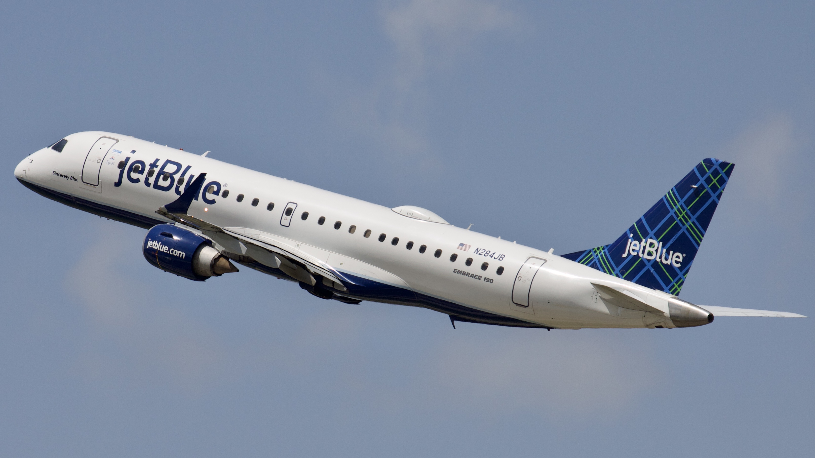 Full size: JetBlue Airways Embraer E190 N284JB at Houston-George Bush Intercontinental Airport