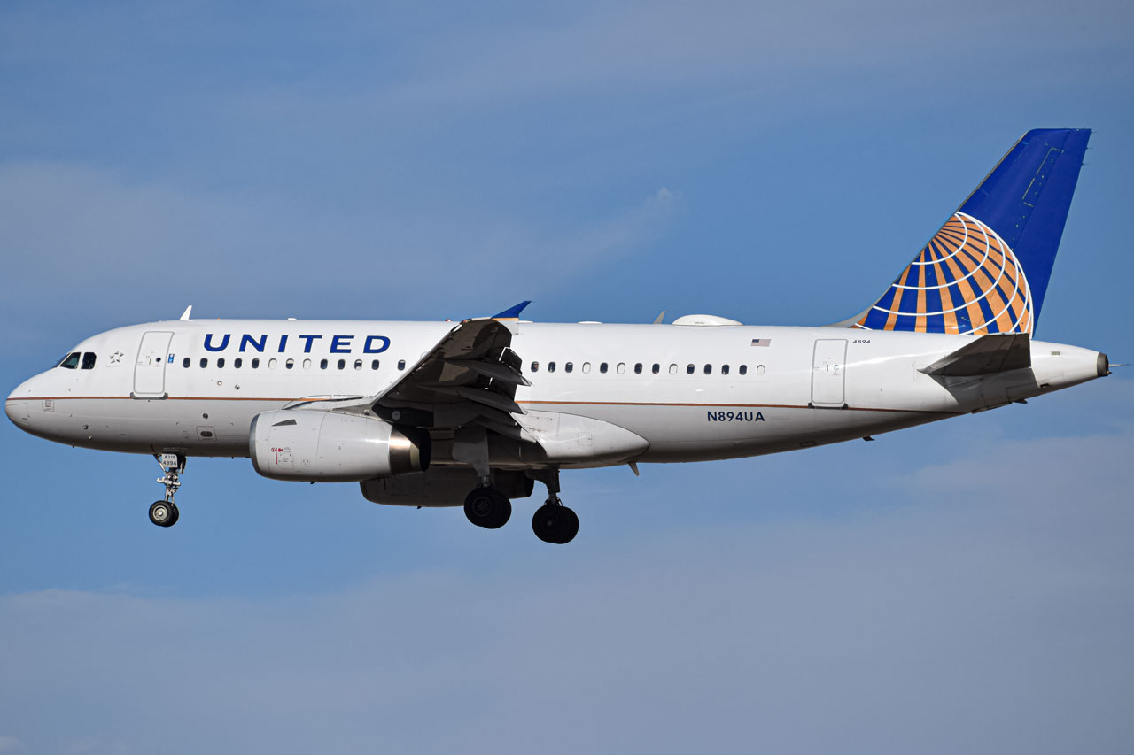Full size: United Airlines Airbus A319 N894UA at Denver International Airport