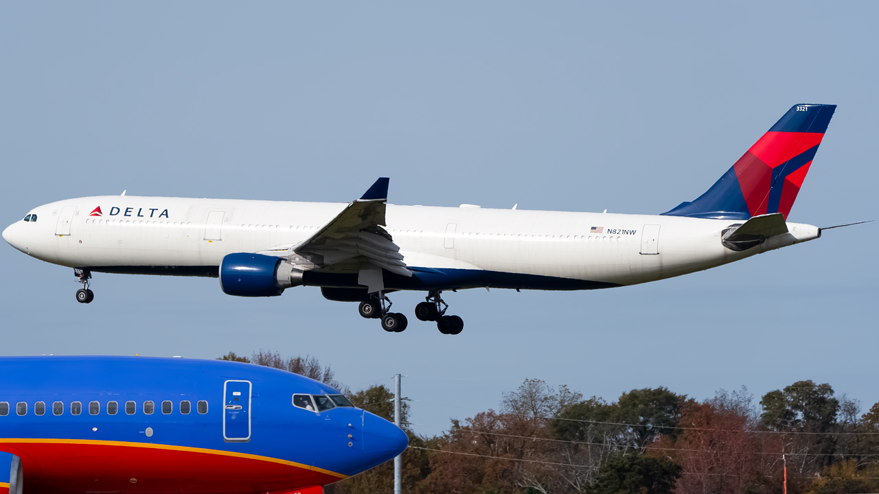 Full size: Delta Airlines Airbus A330-300 N821NW at Hartsfield-Jackson Atlanta International Airport