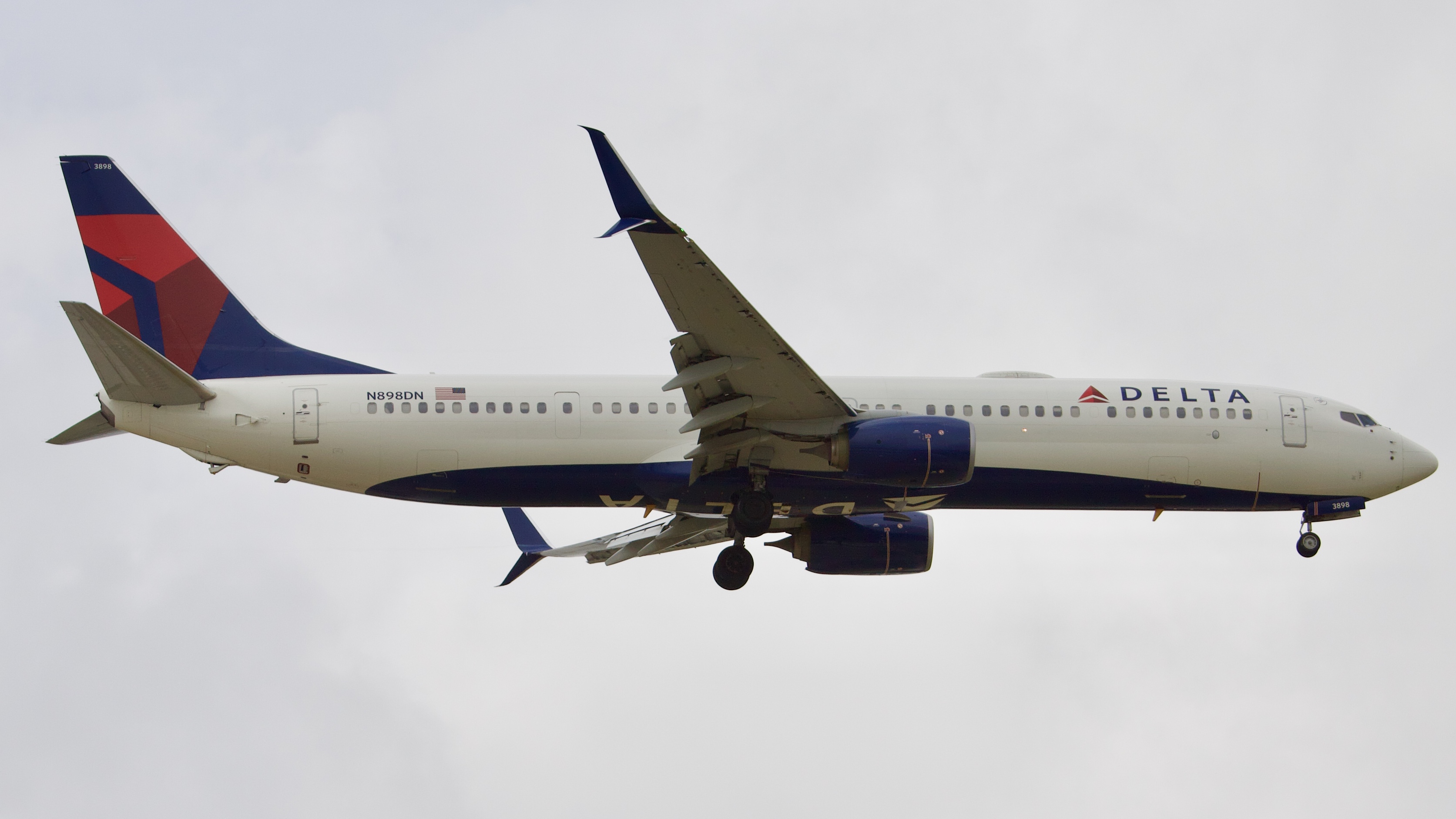Full size: Delta Airlines Boeing 737-900ER N898DN at Houston-George Bush Intercontinental Airport