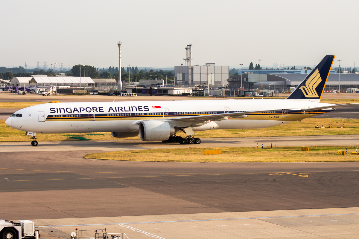 Full size: Singapore Airlines Boeing 777-300ER 9V-SWF at London Heathrow International Airport