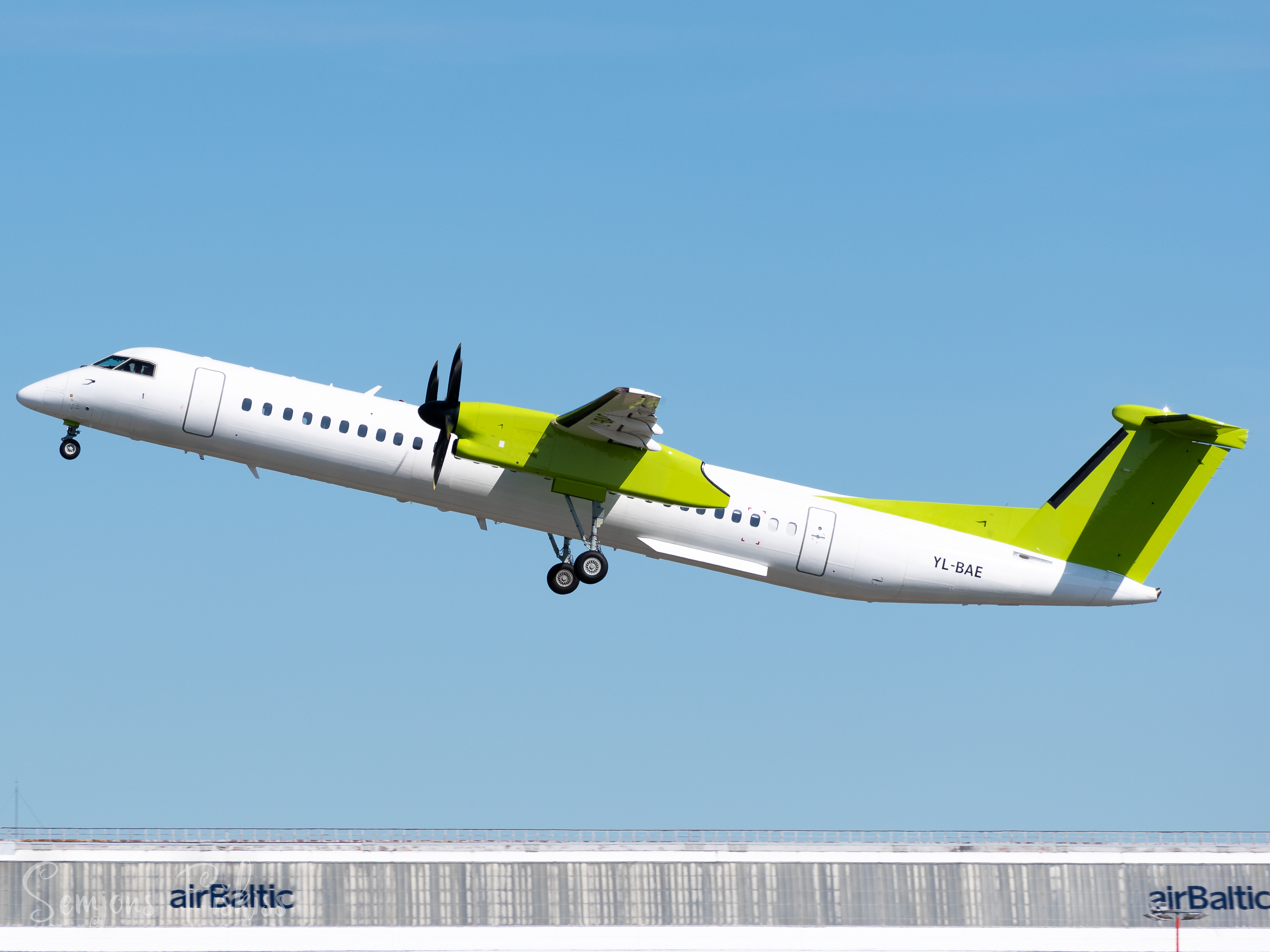 Full size: Air Baltic De Havilland Dash-8 q400 YL-BAE at Riga International Airport