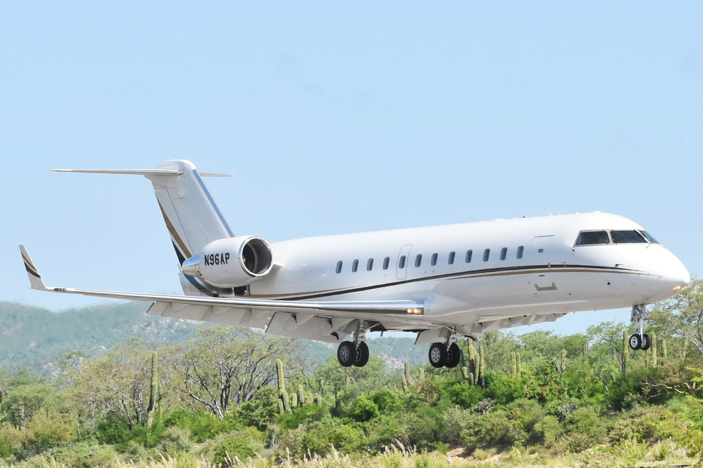 Full size: Two Creeks Partners LLC Mitsubishi CRJ-200 N96AP at Aeropuerto de Cabo San Lucas Internacional